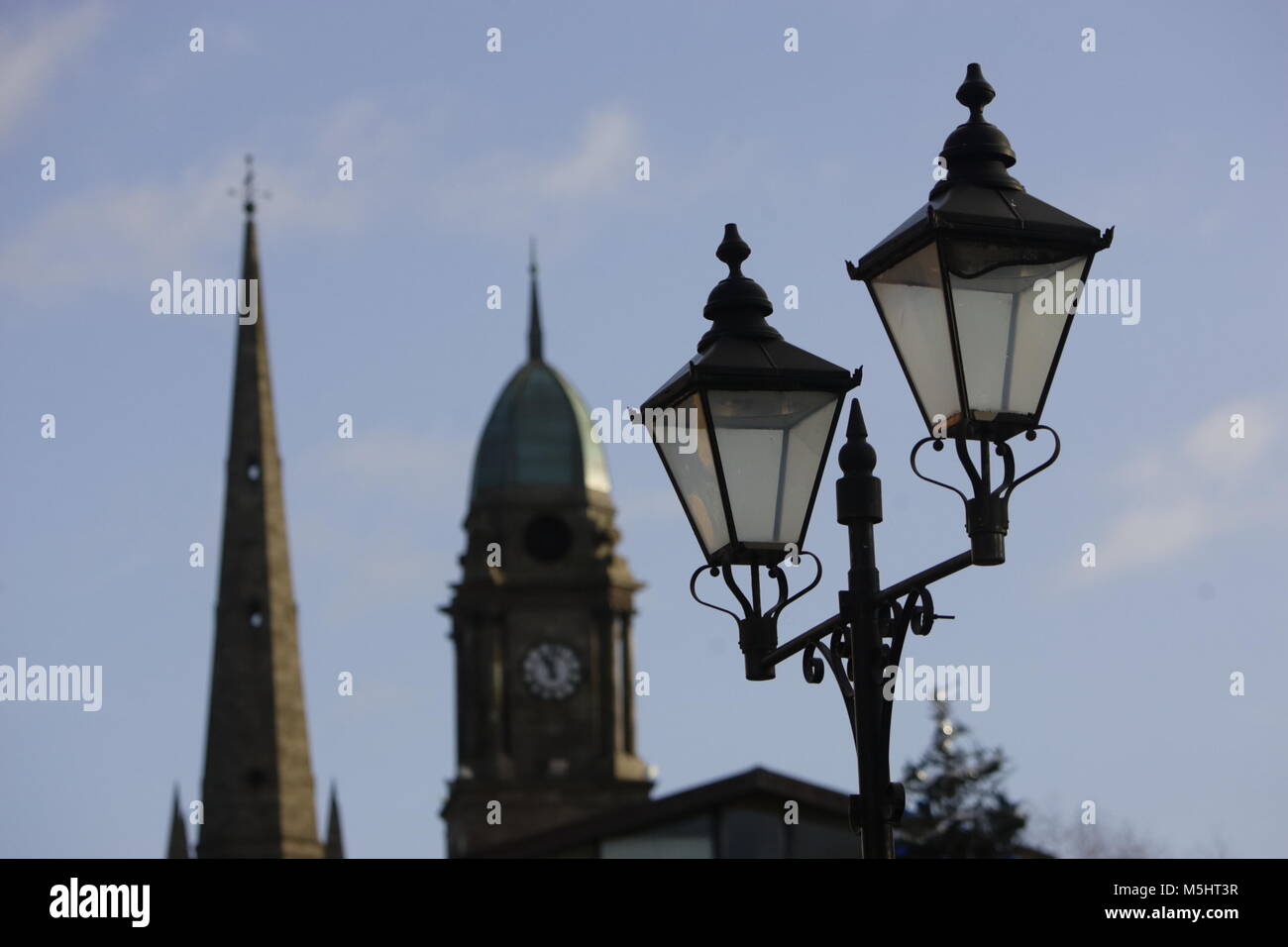 Lisburn, Irlande du Nord. Lisburn (/'l ?z.b ?rn/ ou /'l ?s.b ?rn/, ce qui signifie 'fort du flux', probablement de l'Irlandais lios, qui signifie 'fort', et brûler l'Écossais, qui signifie 'stream') est une ville en Irlande du Nord. Il est à 8 km (13 km) au sud-ouest du centre-ville de Belfast, sur la rivière Lagan, qui forme la frontière entre le comté d'Antrim et le comté de Down. Lisburn est une partie de la zone métropolitaine de Belfast. Il avait une population de plus de 71 469 personnes dans le recensement de 2011. Anciennement un arrondissement, Lisburn a été accordé le statut de ville en 2002, dans le cadre de la reine Elizabeth II, festivités du Jubilé. C'est la troisième plus grande ville Banque D'Images