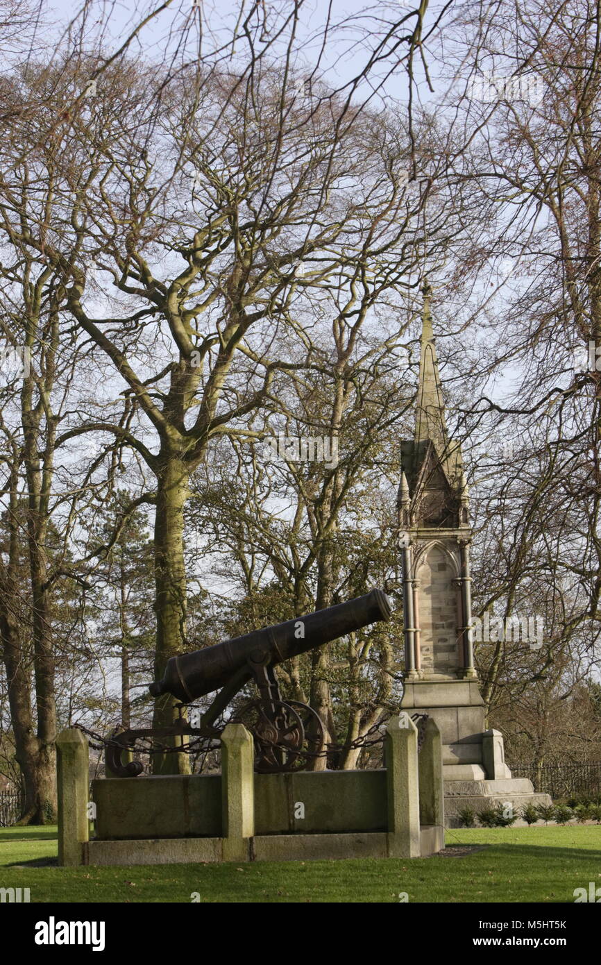 Lisburn, Irlande du Nord. Lisburn (/'l ?z.b ?rn/ ou /'l ?s.b ?rn/, ce qui signifie 'fort du flux', probablement de l'Irlandais lios, qui signifie 'fort', et brûler l'Écossais, qui signifie 'stream') est une ville en Irlande du Nord. Il est à 8 km (13 km) au sud-ouest du centre-ville de Belfast, sur la rivière Lagan, qui forme la frontière entre le comté d'Antrim et le comté de Down. Lisburn est une partie de la zone métropolitaine de Belfast. Il avait une population de plus de 71 469 personnes dans le recensement de 2011. Anciennement un arrondissement, Lisburn a été accordé le statut de ville en 2002, dans le cadre de la reine Elizabeth II, festivités du Jubilé. C'est la troisième plus grande ville Banque D'Images