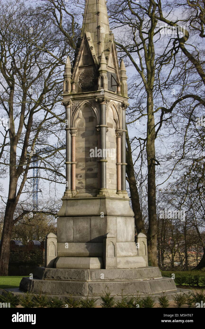 Lisburn, Irlande du Nord. Lisburn (/'l ?z.b ?rn/ ou /'l ?s.b ?rn/, ce qui signifie 'fort du flux', probablement de l'Irlandais lios, qui signifie 'fort', et brûler l'Écossais, qui signifie 'stream') est une ville en Irlande du Nord. Il est à 8 km (13 km) au sud-ouest du centre-ville de Belfast, sur la rivière Lagan, qui forme la frontière entre le comté d'Antrim et le comté de Down. Lisburn est une partie de la zone métropolitaine de Belfast. Il avait une population de plus de 71 469 personnes dans le recensement de 2011. Anciennement un arrondissement, Lisburn a été accordé le statut de ville en 2002, dans le cadre de la reine Elizabeth II, festivités du Jubilé. C'est la troisième plus grande ville Banque D'Images