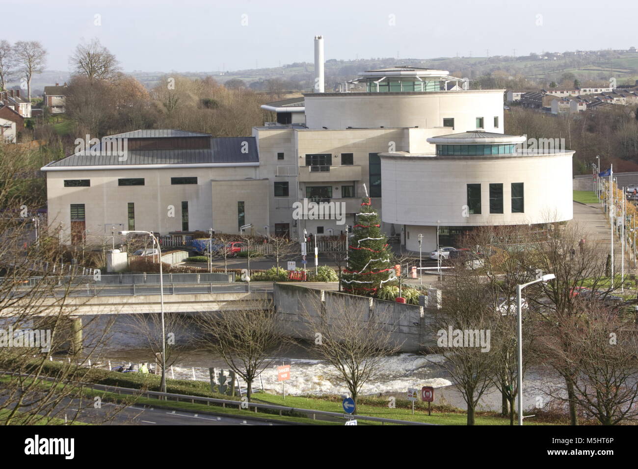 Lisburn, Irlande du Nord. Lisburn (/'l ?z.b ?rn/ ou /'l ?s.b ?rn/, ce qui signifie 'fort du flux', probablement de l'Irlandais lios, qui signifie 'fort', et brûler l'Écossais, qui signifie 'stream') est une ville en Irlande du Nord. Il est à 8 km (13 km) au sud-ouest du centre-ville de Belfast, sur la rivière Lagan, qui forme la frontière entre le comté d'Antrim et le comté de Down. Lisburn est une partie de la zone métropolitaine de Belfast. Il avait une population de plus de 71 469 personnes dans le recensement de 2011. Anciennement un arrondissement, Lisburn a été accordé le statut de ville en 2002, dans le cadre de la reine Elizabeth II, festivités du Jubilé. C'est la troisième plus grande ville Banque D'Images