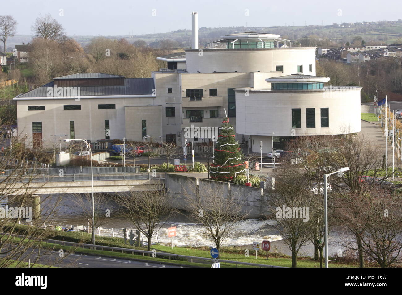 Lisburn, Irlande du Nord. Lisburn (/'l ?z.b ?rn/ ou /'l ?s.b ?rn/, ce qui signifie 'fort du flux', probablement de l'Irlandais lios, qui signifie 'fort', et brûler l'Écossais, qui signifie 'stream') est une ville en Irlande du Nord. Il est à 8 km (13 km) au sud-ouest du centre-ville de Belfast, sur la rivière Lagan, qui forme la frontière entre le comté d'Antrim et le comté de Down. Lisburn est une partie de la zone métropolitaine de Belfast. Il avait une population de plus de 71 469 personnes dans le recensement de 2011. Anciennement un arrondissement, Lisburn a été accordé le statut de ville en 2002, dans le cadre de la reine Elizabeth II, festivités du Jubilé. C'est la troisième plus grande ville Banque D'Images