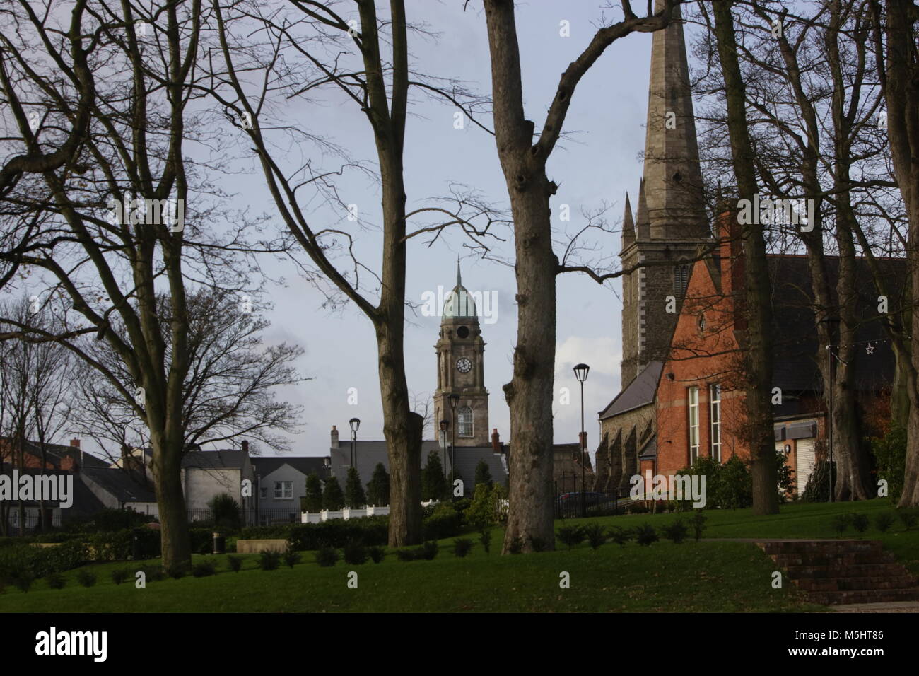 Lisburn, Irlande du Nord. Lisburn (/'l ?z.b ?rn/ ou /'l ?s.b ?rn/, ce qui signifie 'fort du flux', probablement de l'Irlandais lios, qui signifie 'fort', et brûler l'Écossais, qui signifie 'stream') est une ville en Irlande du Nord. Il est à 8 km (13 km) au sud-ouest du centre-ville de Belfast, sur la rivière Lagan, qui forme la frontière entre le comté d'Antrim et le comté de Down. Lisburn est une partie de la zone métropolitaine de Belfast. Il avait une population de plus de 71 469 personnes dans le recensement de 2011. Anciennement un arrondissement, Lisburn a été accordé le statut de ville en 2002, dans le cadre de la reine Elizabeth II, festivités du Jubilé. C'est la troisième plus grande ville Banque D'Images