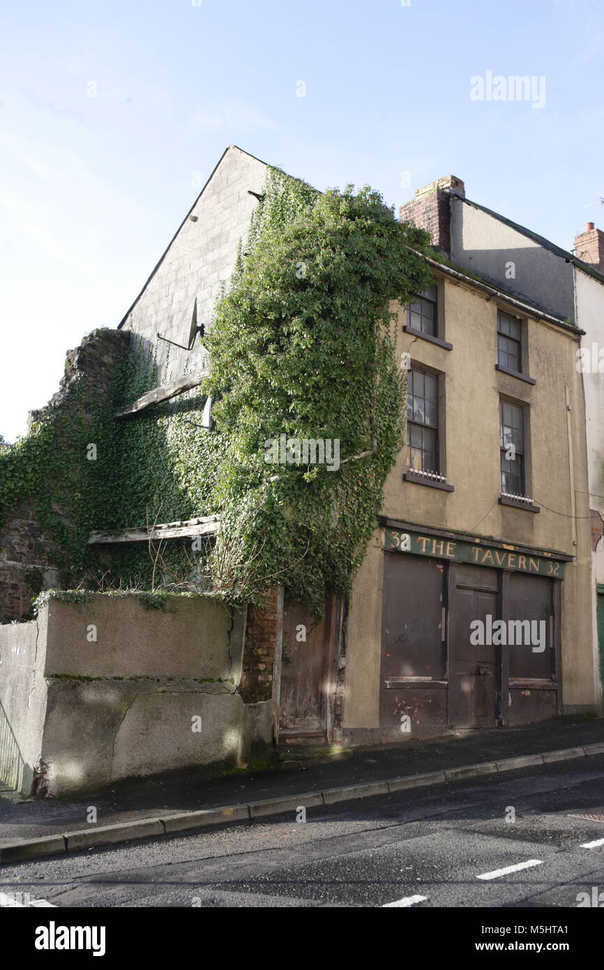 Lisburn, Irlande du Nord. Lisburn (/'l ?z.b ?rn/ ou /'l ?s.b ?rn/, ce qui signifie 'fort du flux', probablement de l'Irlandais lios, qui signifie 'fort', et brûler l'Écossais, qui signifie 'stream') est une ville en Irlande du Nord. Il est à 8 km (13 km) au sud-ouest du centre-ville de Belfast, sur la rivière Lagan, qui forme la frontière entre le comté d'Antrim et le comté de Down. Lisburn est une partie de la zone métropolitaine de Belfast. Il avait une population de plus de 71 469 personnes dans le recensement de 2011. Anciennement un arrondissement, Lisburn a été accordé le statut de ville en 2002, dans le cadre de la reine Elizabeth II, festivités du Jubilé. C'est la troisième plus grande ville Banque D'Images