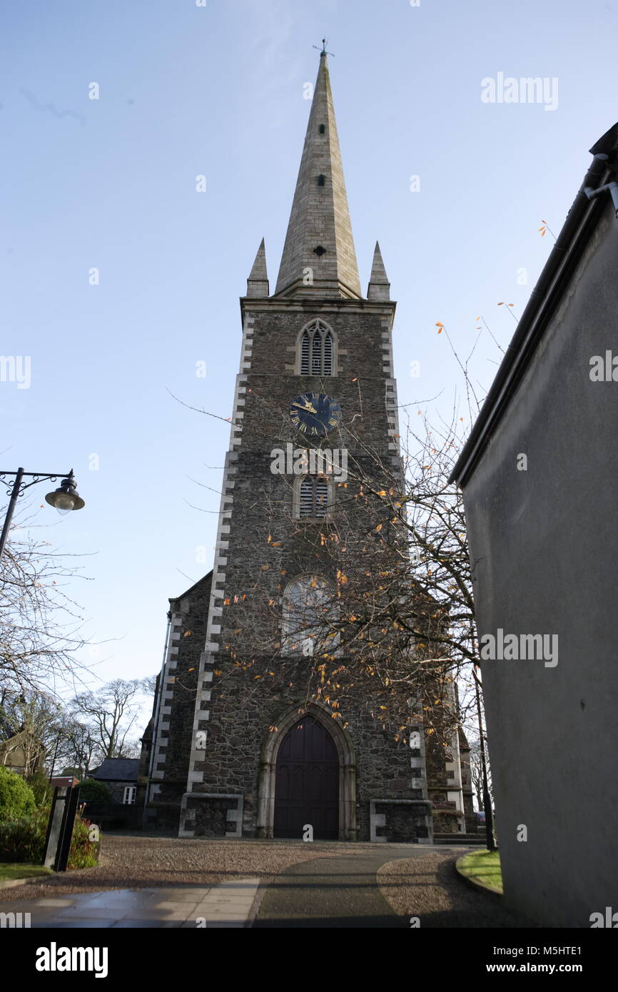 Lisburn, Irlande du Nord. Lisburn (/'l ?z.b ?rn/ ou /'l ?s.b ?rn/, ce qui signifie 'fort du flux', probablement de l'Irlandais lios, qui signifie 'fort', et brûler l'Écossais, qui signifie 'stream') est une ville en Irlande du Nord. Il est à 8 km (13 km) au sud-ouest du centre-ville de Belfast, sur la rivière Lagan, qui forme la frontière entre le comté d'Antrim et le comté de Down. Lisburn est une partie de la zone métropolitaine de Belfast. Il avait une population de plus de 71 469 personnes dans le recensement de 2011. Anciennement un arrondissement, Lisburn a été accordé le statut de ville en 2002, dans le cadre de la reine Elizabeth II, festivités du Jubilé. C'est la troisième plus grande ville Banque D'Images