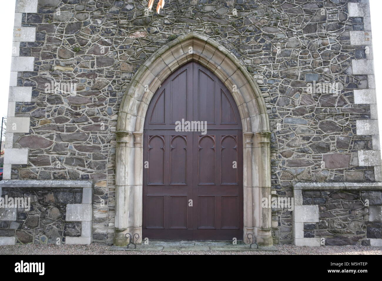 Lisburn, Irlande du Nord. Lisburn (/'l ?z.b ?rn/ ou /'l ?s.b ?rn/, ce qui signifie 'fort du flux', probablement de l'Irlandais lios, qui signifie 'fort', et brûler l'Écossais, qui signifie 'stream') est une ville en Irlande du Nord. Il est à 8 km (13 km) au sud-ouest du centre-ville de Belfast, sur la rivière Lagan, qui forme la frontière entre le comté d'Antrim et le comté de Down. Lisburn est une partie de la zone métropolitaine de Belfast. Il avait une population de plus de 71 469 personnes dans le recensement de 2011. Anciennement un arrondissement, Lisburn a été accordé le statut de ville en 2002, dans le cadre de la reine Elizabeth II, festivités du Jubilé. C'est la troisième plus grande ville Banque D'Images