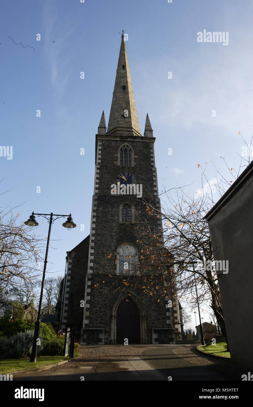 Lisburn, Irlande du Nord. Lisburn (/'l ?z.b ?rn/ ou /'l ?s.b ?rn/, ce qui signifie 'fort du flux', probablement de l'Irlandais lios, qui signifie 'fort', et brûler l'Écossais, qui signifie 'stream') est une ville en Irlande du Nord. Il est à 8 km (13 km) au sud-ouest du centre-ville de Belfast, sur la rivière Lagan, qui forme la frontière entre le comté d'Antrim et le comté de Down. Lisburn est une partie de la zone métropolitaine de Belfast. Il avait une population de plus de 71 469 personnes dans le recensement de 2011. Anciennement un arrondissement, Lisburn a été accordé le statut de ville en 2002, dans le cadre de la reine Elizabeth II, festivités du Jubilé. C'est la troisième plus grande ville Banque D'Images
