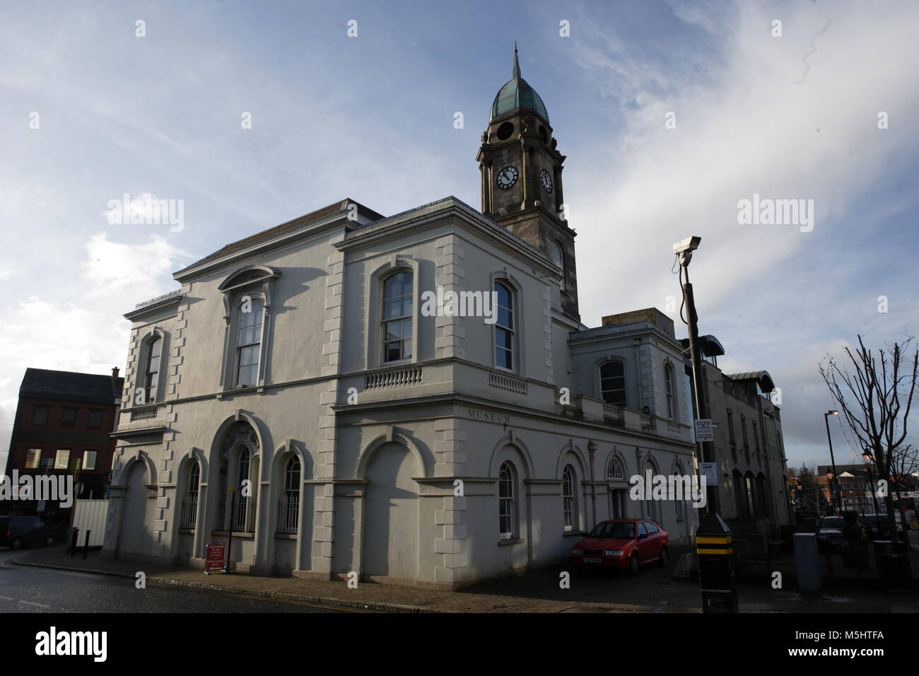 Lisburn, Irlande du Nord. Lisburn (/'l ?z.b ?rn/ ou /'l ?s.b ?rn/, ce qui signifie 'fort du flux', probablement de l'Irlandais lios, qui signifie 'fort', et brûler l'Écossais, qui signifie 'stream') est une ville en Irlande du Nord. Il est à 8 km (13 km) au sud-ouest du centre-ville de Belfast, sur la rivière Lagan, qui forme la frontière entre le comté d'Antrim et le comté de Down. Lisburn est une partie de la zone métropolitaine de Belfast. Il avait une population de plus de 71 469 personnes dans le recensement de 2011. Anciennement un arrondissement, Lisburn a été accordé le statut de ville en 2002, dans le cadre de la reine Elizabeth II, festivités du Jubilé. C'est la troisième plus grande ville Banque D'Images