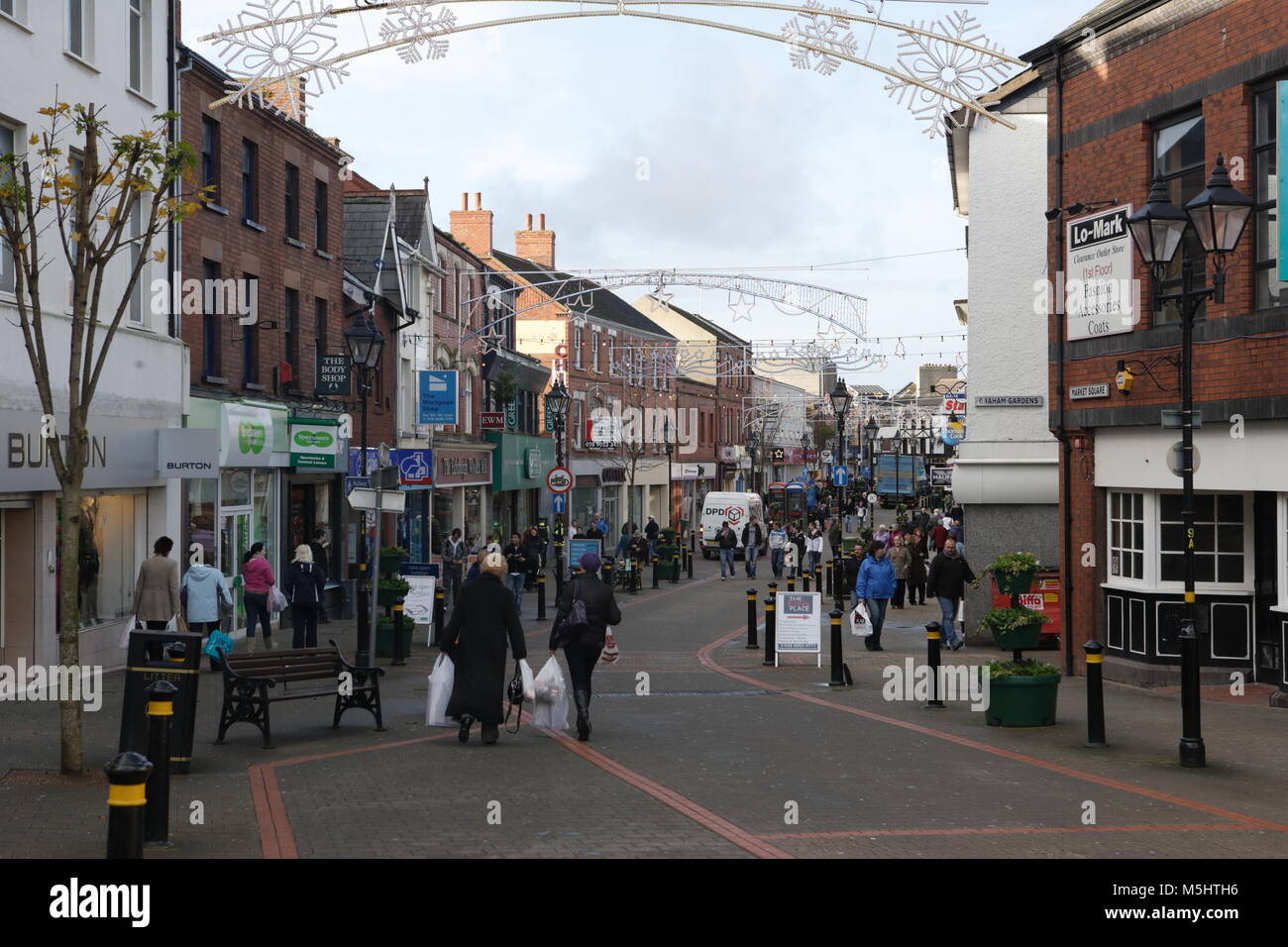 Lisburn, Irlande du Nord. Lisburn (/'l ?z.b ?rn/ ou /'l ?s.b ?rn/, ce qui signifie 'fort du flux', probablement de l'Irlandais lios, qui signifie 'fort', et brûler l'Écossais, qui signifie 'stream') est une ville en Irlande du Nord. Il est à 8 km (13 km) au sud-ouest du centre-ville de Belfast, sur la rivière Lagan, qui forme la frontière entre le comté d'Antrim et le comté de Down. Lisburn est une partie de la zone métropolitaine de Belfast. Il avait une population de plus de 71 469 personnes dans le recensement de 2011. Anciennement un arrondissement, Lisburn a été accordé le statut de ville en 2002, dans le cadre de la reine Elizabeth II, festivités du Jubilé. C'est la troisième plus grande ville Banque D'Images