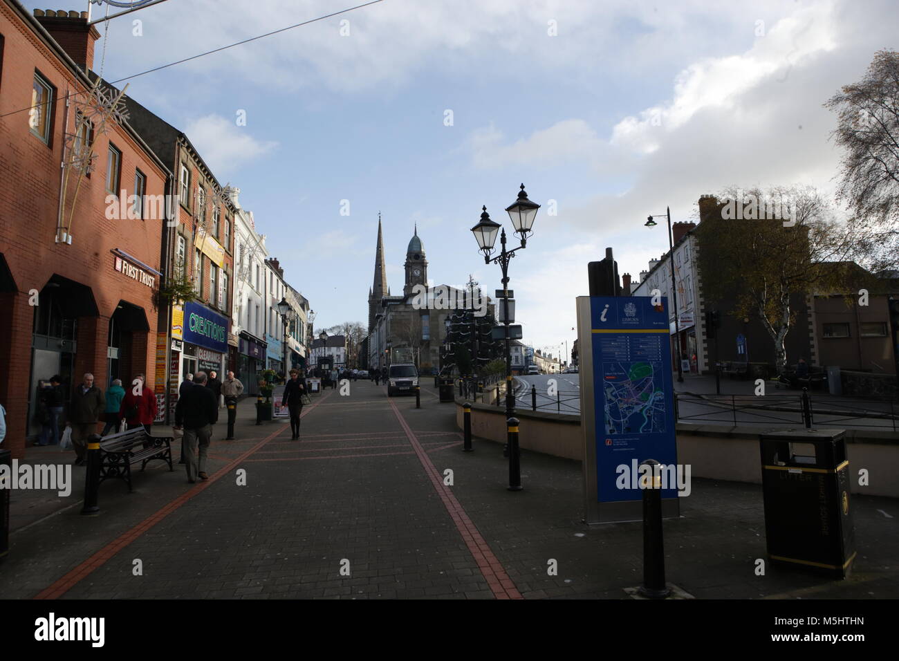 Lisburn, Irlande du Nord. Lisburn (/'l ?z.b ?rn/ ou /'l ?s.b ?rn/, ce qui signifie 'fort du flux', probablement de l'Irlandais lios, qui signifie 'fort', et brûler l'Écossais, qui signifie 'stream') est une ville en Irlande du Nord. Il est à 8 km (13 km) au sud-ouest du centre-ville de Belfast, sur la rivière Lagan, qui forme la frontière entre le comté d'Antrim et le comté de Down. Lisburn est une partie de la zone métropolitaine de Belfast. Il avait une population de plus de 71 469 personnes dans le recensement de 2011. Anciennement un arrondissement, Lisburn a été accordé le statut de ville en 2002, dans le cadre de la reine Elizabeth II, festivités du Jubilé. C'est la troisième plus grande ville Banque D'Images