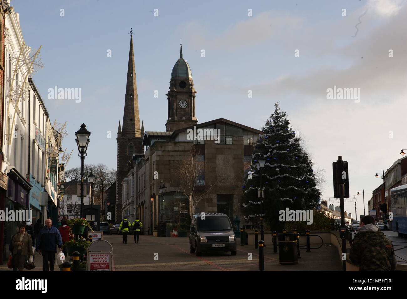 Lisburn, Irlande du Nord. Lisburn (/'l ?z.b ?rn/ ou /'l ?s.b ?rn/, ce qui signifie 'fort du flux', probablement de l'Irlandais lios, qui signifie 'fort', et brûler l'Écossais, qui signifie 'stream') est une ville en Irlande du Nord. Il est à 8 km (13 km) au sud-ouest du centre-ville de Belfast, sur la rivière Lagan, qui forme la frontière entre le comté d'Antrim et le comté de Down. Lisburn est une partie de la zone métropolitaine de Belfast. Il avait une population de plus de 71 469 personnes dans le recensement de 2011. Anciennement un arrondissement, Lisburn a été accordé le statut de ville en 2002, dans le cadre de la reine Elizabeth II, festivités du Jubilé. C'est la troisième plus grande ville Banque D'Images