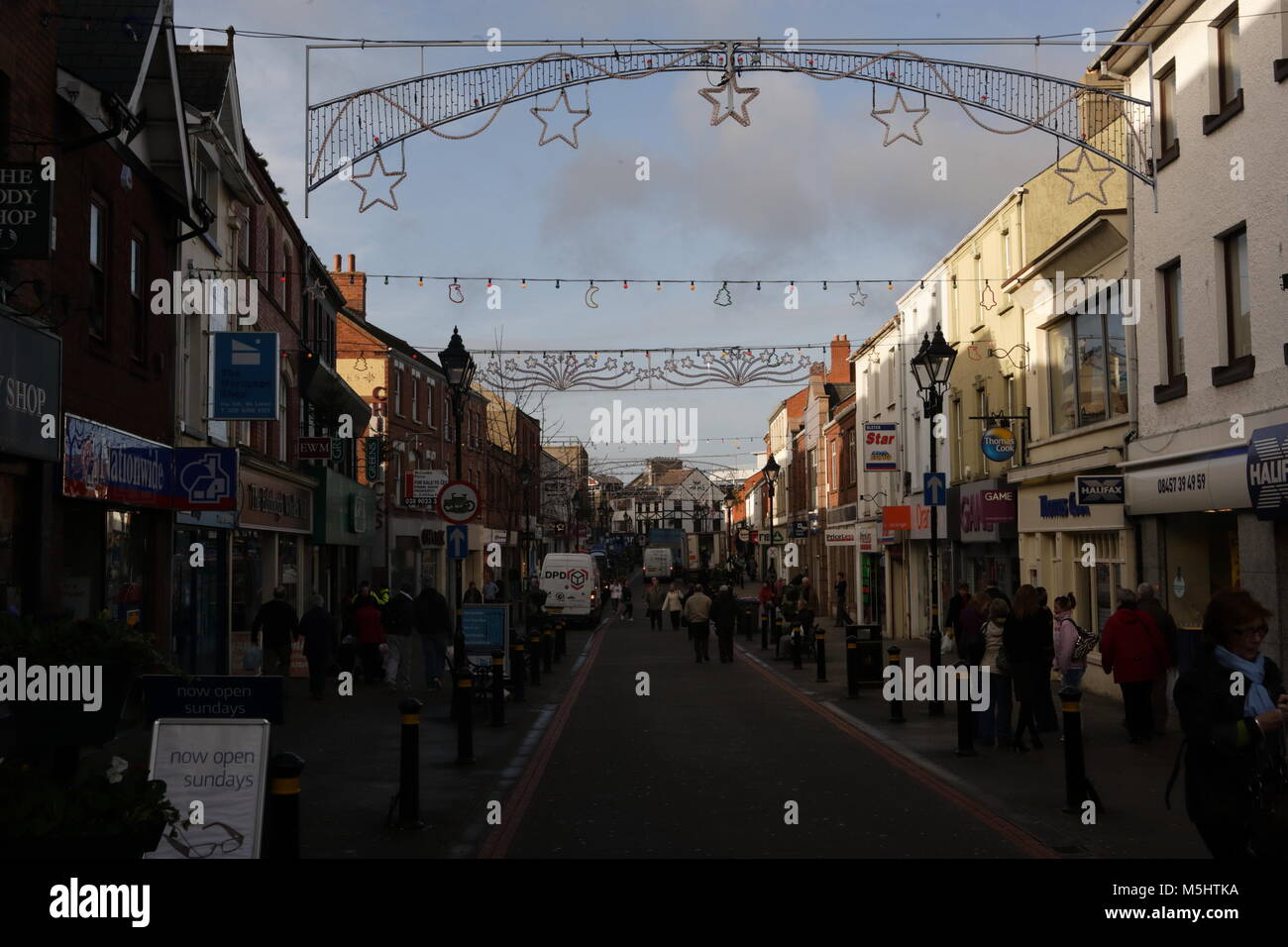 Lisburn, Irlande du Nord. Lisburn (/'l ?z.b ?rn/ ou /'l ?s.b ?rn/, ce qui signifie 'fort du flux', probablement de l'Irlandais lios, qui signifie 'fort', et brûler l'Écossais, qui signifie 'stream') est une ville en Irlande du Nord. Il est à 8 km (13 km) au sud-ouest du centre-ville de Belfast, sur la rivière Lagan, qui forme la frontière entre le comté d'Antrim et le comté de Down. Lisburn est une partie de la zone métropolitaine de Belfast. Il avait une population de plus de 71 469 personnes dans le recensement de 2011. Anciennement un arrondissement, Lisburn a été accordé le statut de ville en 2002, dans le cadre de la reine Elizabeth II, festivités du Jubilé. C'est la troisième plus grande ville Banque D'Images