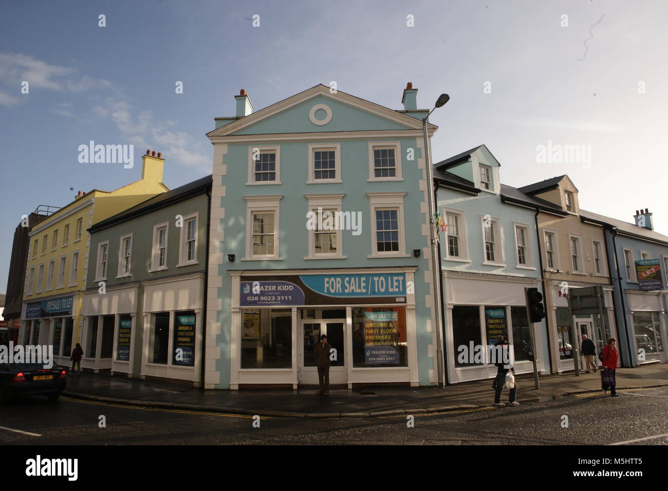 Lisburn, Irlande du Nord. Lisburn (/'l ?z.b ?rn/ ou /'l ?s.b ?rn/, ce qui signifie 'fort du flux', probablement de l'Irlandais lios, qui signifie 'fort', et brûler l'Écossais, qui signifie 'stream') est une ville en Irlande du Nord. Il est à 8 km (13 km) au sud-ouest du centre-ville de Belfast, sur la rivière Lagan, qui forme la frontière entre le comté d'Antrim et le comté de Down. Lisburn est une partie de la zone métropolitaine de Belfast. Il avait une population de plus de 71 469 personnes dans le recensement de 2011. Anciennement un arrondissement, Lisburn a été accordé le statut de ville en 2002, dans le cadre de la reine Elizabeth II, festivités du Jubilé. C'est la troisième plus grande ville Banque D'Images