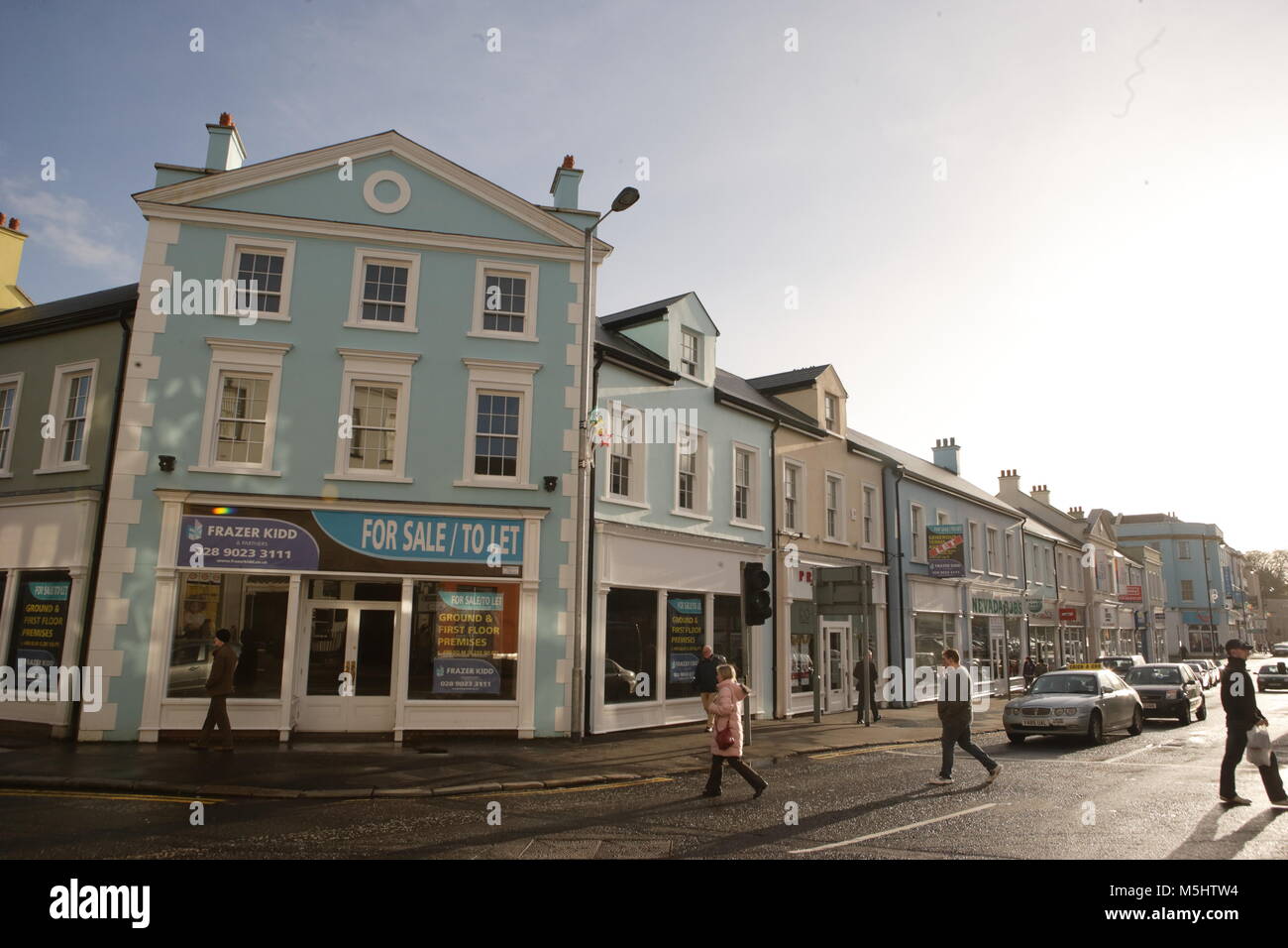 Lisburn, Irlande du Nord. Lisburn (/'l ?z.b ?rn/ ou /'l ?s.b ?rn/, ce qui signifie 'fort du flux', probablement de l'Irlandais lios, qui signifie 'fort', et brûler l'Écossais, qui signifie 'stream') est une ville en Irlande du Nord. Il est à 8 km (13 km) au sud-ouest du centre-ville de Belfast, sur la rivière Lagan, qui forme la frontière entre le comté d'Antrim et le comté de Down. Lisburn est une partie de la zone métropolitaine de Belfast. Il avait une population de plus de 71 469 personnes dans le recensement de 2011. Anciennement un arrondissement, Lisburn a été accordé le statut de ville en 2002, dans le cadre de la reine Elizabeth II, festivités du Jubilé. C'est la troisième plus grande ville Banque D'Images