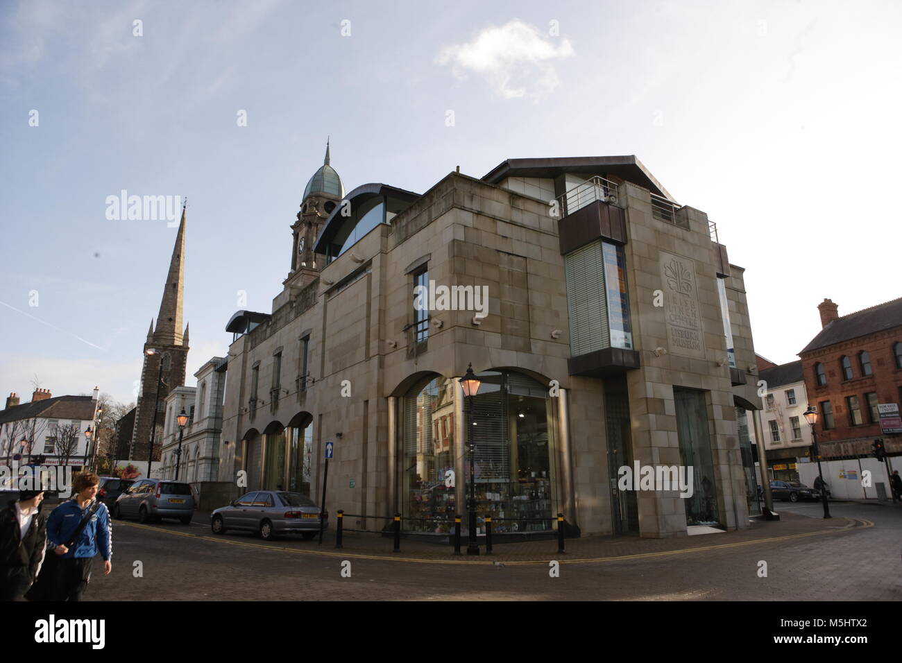 Lisburn, Irlande du Nord. Lisburn (/'l ?z.b ?rn/ ou /'l ?s.b ?rn/, ce qui signifie 'fort du flux', probablement de l'Irlandais lios, qui signifie 'fort', et brûler l'Écossais, qui signifie 'stream') est une ville en Irlande du Nord. Il est à 8 km (13 km) au sud-ouest du centre-ville de Belfast, sur la rivière Lagan, qui forme la frontière entre le comté d'Antrim et le comté de Down. Lisburn est une partie de la zone métropolitaine de Belfast. Il avait une population de plus de 71 469 personnes dans le recensement de 2011. Anciennement un arrondissement, Lisburn a été accordé le statut de ville en 2002, dans le cadre de la reine Elizabeth II, festivités du Jubilé. C'est la troisième plus grande ville Banque D'Images