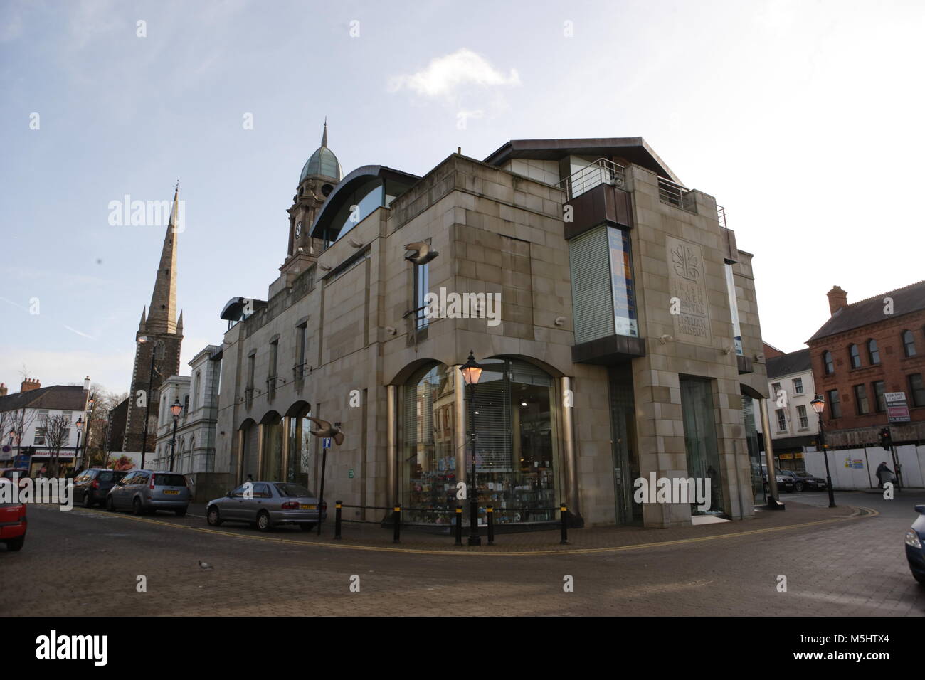 Lisburn, Irlande du Nord. Lisburn (/'l ?z.b ?rn/ ou /'l ?s.b ?rn/, ce qui signifie 'fort du flux', probablement de l'Irlandais lios, qui signifie 'fort', et brûler l'Écossais, qui signifie 'stream') est une ville en Irlande du Nord. Il est à 8 km (13 km) au sud-ouest du centre-ville de Belfast, sur la rivière Lagan, qui forme la frontière entre le comté d'Antrim et le comté de Down. Lisburn est une partie de la zone métropolitaine de Belfast. Il avait une population de plus de 71 469 personnes dans le recensement de 2011. Anciennement un arrondissement, Lisburn a été accordé le statut de ville en 2002, dans le cadre de la reine Elizabeth II, festivités du Jubilé. C'est la troisième plus grande ville Banque D'Images