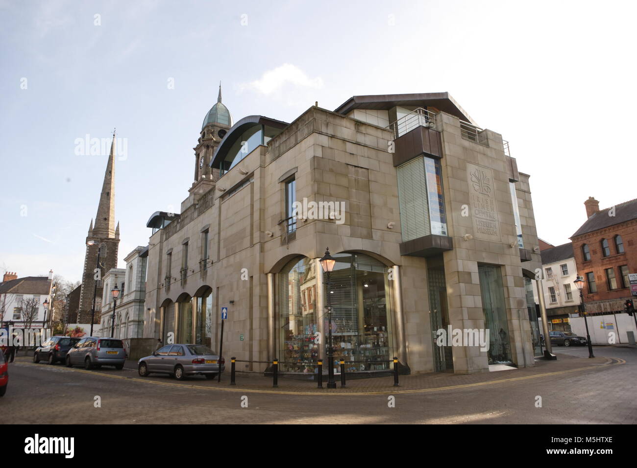 Lisburn, Irlande du Nord. Lisburn (/'l ?z.b ?rn/ ou /'l ?s.b ?rn/, ce qui signifie 'fort du flux', probablement de l'Irlandais lios, qui signifie 'fort', et brûler l'Écossais, qui signifie 'stream') est une ville en Irlande du Nord. Il est à 8 km (13 km) au sud-ouest du centre-ville de Belfast, sur la rivière Lagan, qui forme la frontière entre le comté d'Antrim et le comté de Down. Lisburn est une partie de la zone métropolitaine de Belfast. Il avait une population de plus de 71 469 personnes dans le recensement de 2011. Anciennement un arrondissement, Lisburn a été accordé le statut de ville en 2002, dans le cadre de la reine Elizabeth II, festivités du Jubilé. C'est la troisième plus grande ville Banque D'Images