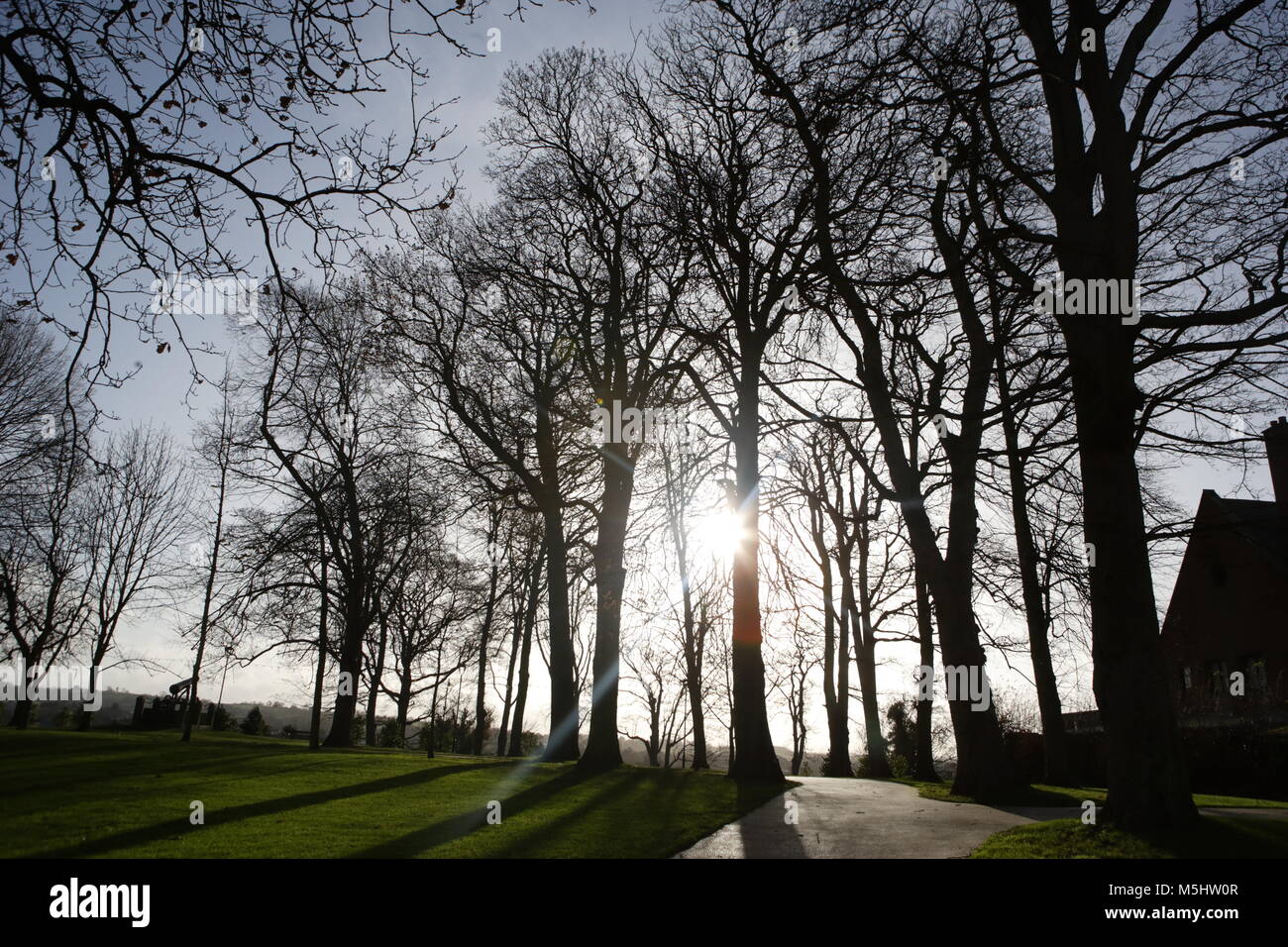 Lisburn, Irlande du Nord. Lisburn (/'l ?z.b ?rn/ ou /'l ?s.b ?rn/, ce qui signifie 'fort du flux', probablement de l'Irlandais lios, qui signifie 'fort', et brûler l'Écossais, qui signifie 'stream') est une ville en Irlande du Nord. Il est à 8 km (13 km) au sud-ouest du centre-ville de Belfast, sur la rivière Lagan, qui forme la frontière entre le comté d'Antrim et le comté de Down. Lisburn est une partie de la zone métropolitaine de Belfast. Il avait une population de plus de 71 469 personnes dans le recensement de 2011. Anciennement un arrondissement, Lisburn a été accordé le statut de ville en 2002, dans le cadre de la reine Elizabeth II, festivités du Jubilé. C'est la troisième plus grande ville Banque D'Images