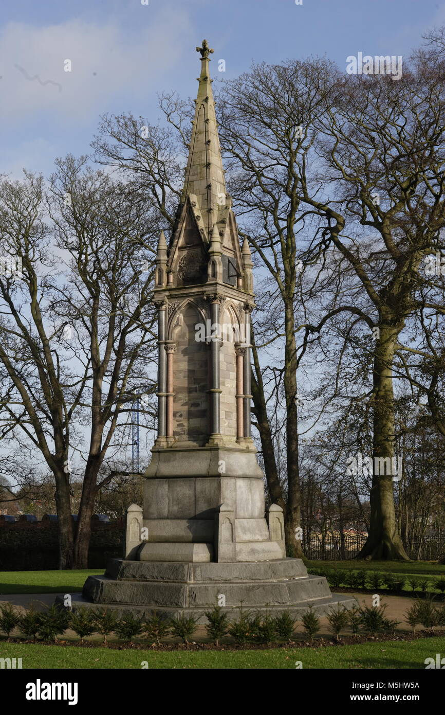 Lisburn, Irlande du Nord. Lisburn (/'l ?z.b ?rn/ ou /'l ?s.b ?rn/, ce qui signifie 'fort du flux', probablement de l'Irlandais lios, qui signifie 'fort', et brûler l'Écossais, qui signifie 'stream') est une ville en Irlande du Nord. Il est à 8 km (13 km) au sud-ouest du centre-ville de Belfast, sur la rivière Lagan, qui forme la frontière entre le comté d'Antrim et le comté de Down. Lisburn est une partie de la zone métropolitaine de Belfast. Il avait une population de plus de 71 469 personnes dans le recensement de 2011. Anciennement un arrondissement, Lisburn a été accordé le statut de ville en 2002, dans le cadre de la reine Elizabeth II, festivités du Jubilé. C'est la troisième plus grande ville Banque D'Images