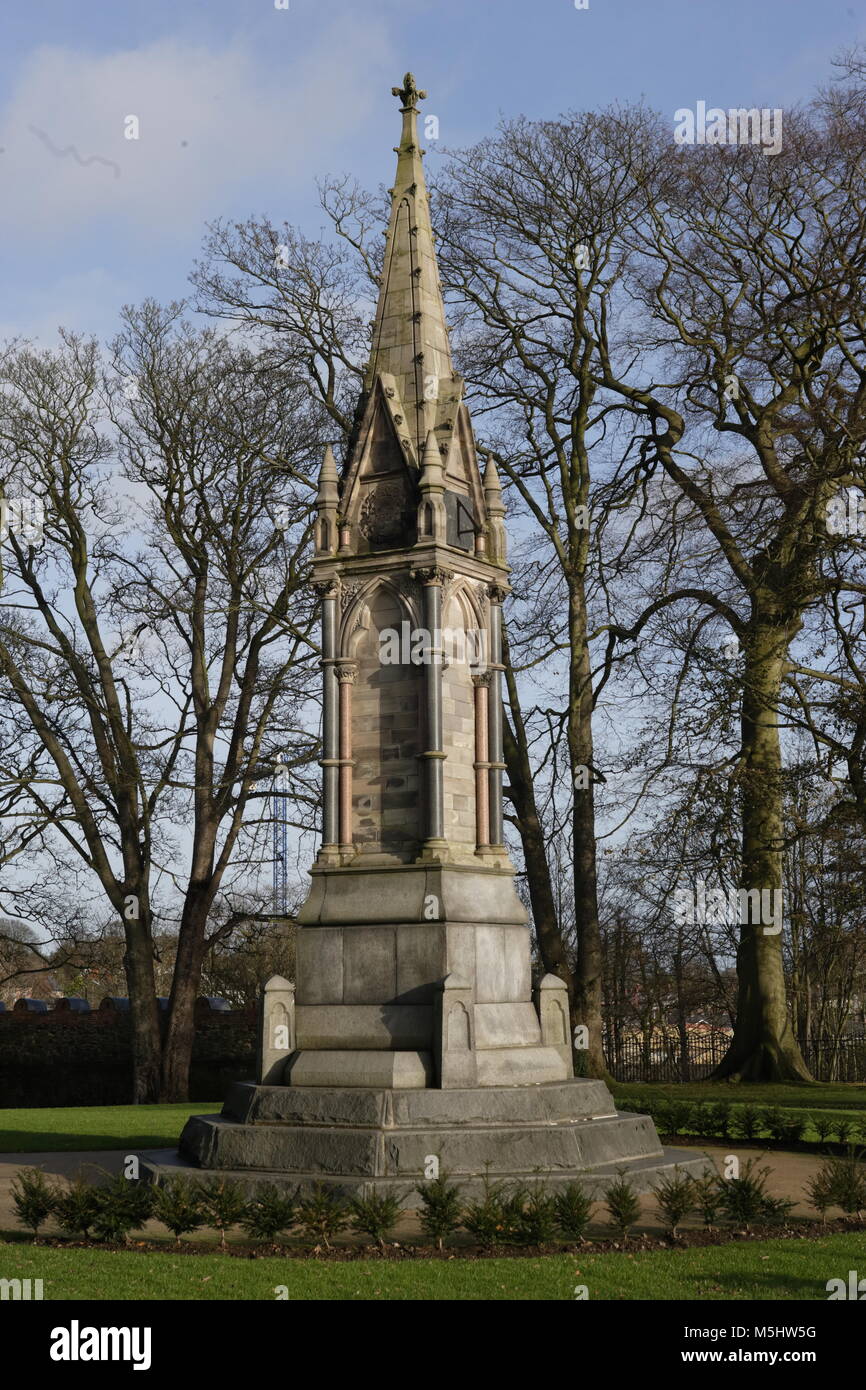 Lisburn, Irlande du Nord. Lisburn (/'l ?z.b ?rn/ ou /'l ?s.b ?rn/, ce qui signifie 'fort du flux', probablement de l'Irlandais lios, qui signifie 'fort', et brûler l'Écossais, qui signifie 'stream') est une ville en Irlande du Nord. Il est à 8 km (13 km) au sud-ouest du centre-ville de Belfast, sur la rivière Lagan, qui forme la frontière entre le comté d'Antrim et le comté de Down. Lisburn est une partie de la zone métropolitaine de Belfast. Il avait une population de plus de 71 469 personnes dans le recensement de 2011. Anciennement un arrondissement, Lisburn a été accordé le statut de ville en 2002, dans le cadre de la reine Elizabeth II, festivités du Jubilé. C'est la troisième plus grande ville Banque D'Images