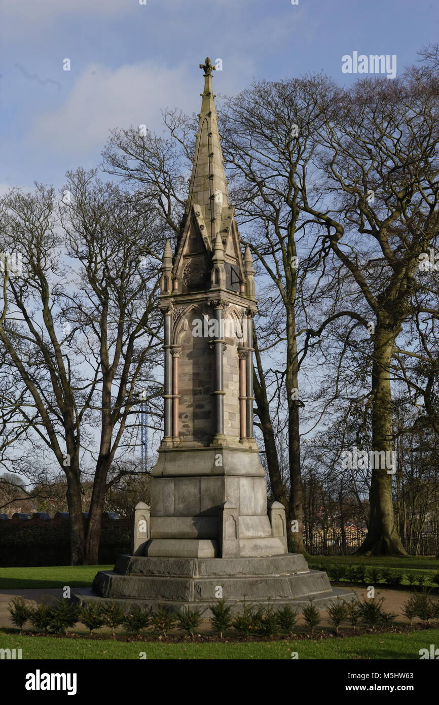 Lisburn, Irlande du Nord. Lisburn (/'l ?z.b ?rn/ ou /'l ?s.b ?rn/, ce qui signifie 'fort du flux', probablement de l'Irlandais lios, qui signifie 'fort', et brûler l'Écossais, qui signifie 'stream') est une ville en Irlande du Nord. Il est à 8 km (13 km) au sud-ouest du centre-ville de Belfast, sur la rivière Lagan, qui forme la frontière entre le comté d'Antrim et le comté de Down. Lisburn est une partie de la zone métropolitaine de Belfast. Il avait une population de plus de 71 469 personnes dans le recensement de 2011. Anciennement un arrondissement, Lisburn a été accordé le statut de ville en 2002, dans le cadre de la reine Elizabeth II, festivités du Jubilé. C'est la troisième plus grande ville Banque D'Images
