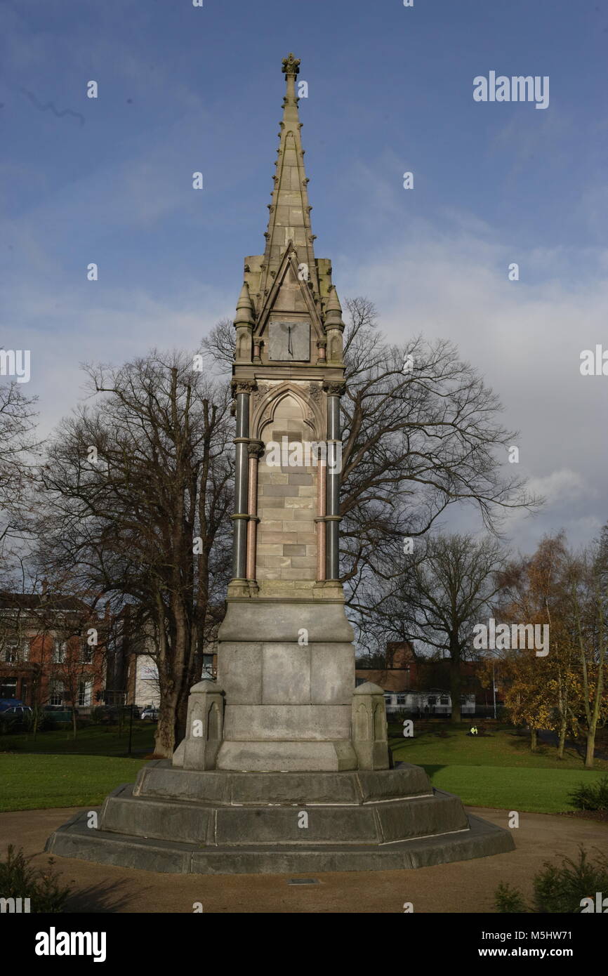 Lisburn, Irlande du Nord. Lisburn (/'l ?z.b ?rn/ ou /'l ?s.b ?rn/, ce qui signifie 'fort du flux', probablement de l'Irlandais lios, qui signifie 'fort', et brûler l'Écossais, qui signifie 'stream') est une ville en Irlande du Nord. Il est à 8 km (13 km) au sud-ouest du centre-ville de Belfast, sur la rivière Lagan, qui forme la frontière entre le comté d'Antrim et le comté de Down. Lisburn est une partie de la zone métropolitaine de Belfast. Il avait une population de plus de 71 469 personnes dans le recensement de 2011. Anciennement un arrondissement, Lisburn a été accordé le statut de ville en 2002, dans le cadre de la reine Elizabeth II, festivités du Jubilé. C'est la troisième plus grande ville Banque D'Images