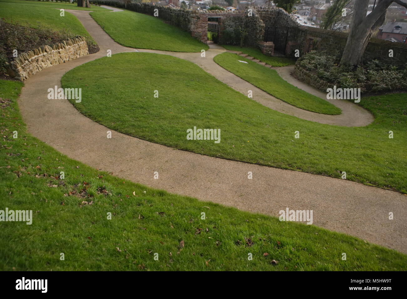 Lisburn, Irlande du Nord. Lisburn (/'l ?z.b ?rn/ ou /'l ?s.b ?rn/, ce qui signifie 'fort du flux', probablement de l'Irlandais lios, qui signifie 'fort', et brûler l'Écossais, qui signifie 'stream') est une ville en Irlande du Nord. Il est à 8 km (13 km) au sud-ouest du centre-ville de Belfast, sur la rivière Lagan, qui forme la frontière entre le comté d'Antrim et le comté de Down. Lisburn est une partie de la zone métropolitaine de Belfast. Il avait une population de plus de 71 469 personnes dans le recensement de 2011. Anciennement un arrondissement, Lisburn a été accordé le statut de ville en 2002, dans le cadre de la reine Elizabeth II, festivités du Jubilé. C'est la troisième plus grande ville Banque D'Images