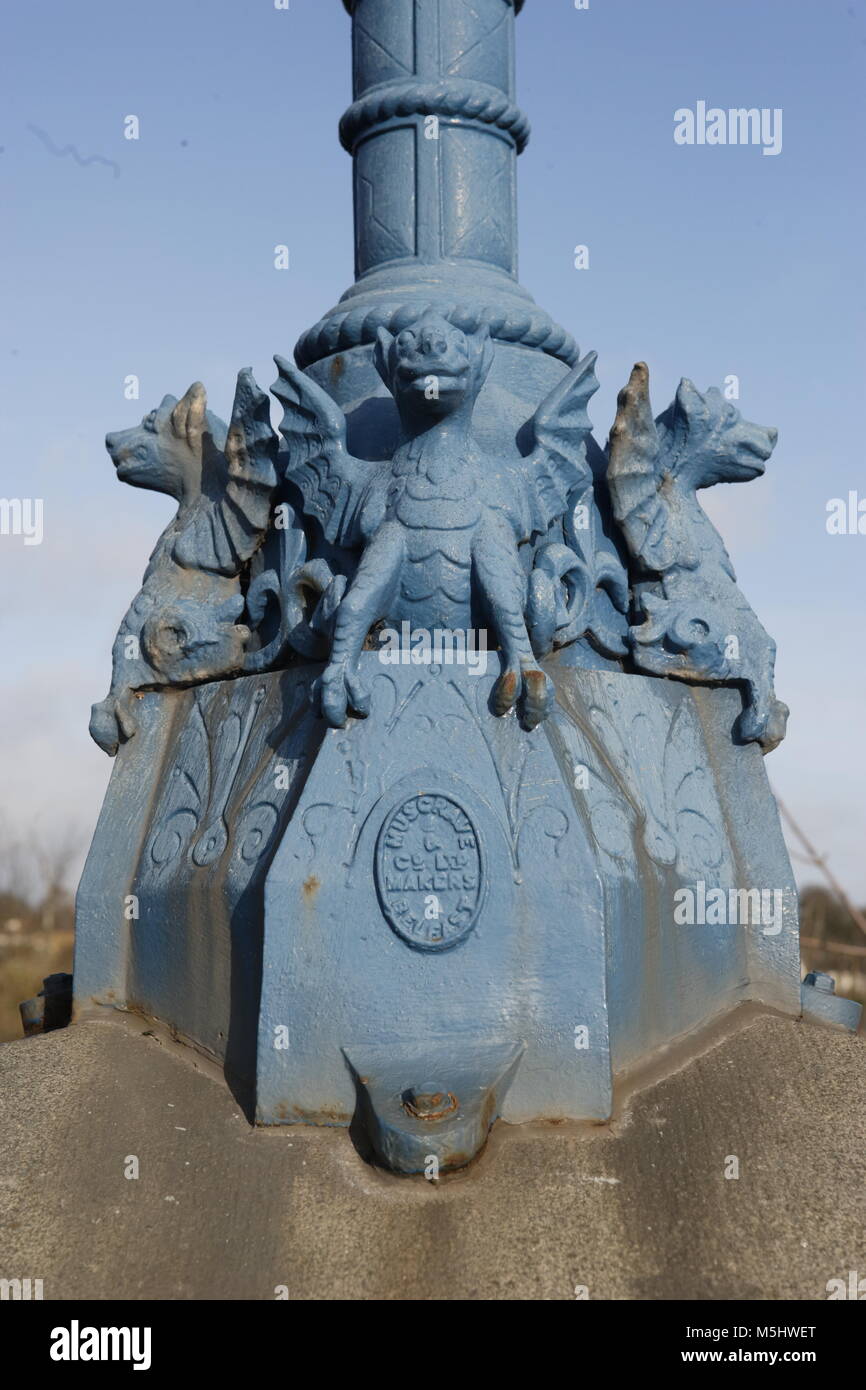 Lisburn, Irlande du Nord. Lisburn (/'l ?z.b ?rn/ ou /'l ?s.b ?rn/, ce qui signifie 'fort du flux', probablement de l'Irlandais lios, qui signifie 'fort', et brûler l'Écossais, qui signifie 'stream') est une ville en Irlande du Nord. Il est à 8 km (13 km) au sud-ouest du centre-ville de Belfast, sur la rivière Lagan, qui forme la frontière entre le comté d'Antrim et le comté de Down. Lisburn est une partie de la zone métropolitaine de Belfast. Il avait une population de plus de 71 469 personnes dans le recensement de 2011. Anciennement un arrondissement, Lisburn a été accordé le statut de ville en 2002, dans le cadre de la reine Elizabeth II, festivités du Jubilé. C'est la troisième plus grande ville Banque D'Images