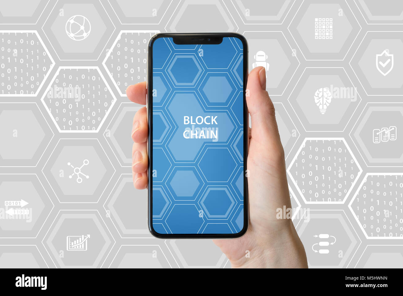 Blockchain cryptocurrency et concept. Main tenant cadre moderne-smartphone libre en face de fond neutre. Banque D'Images
