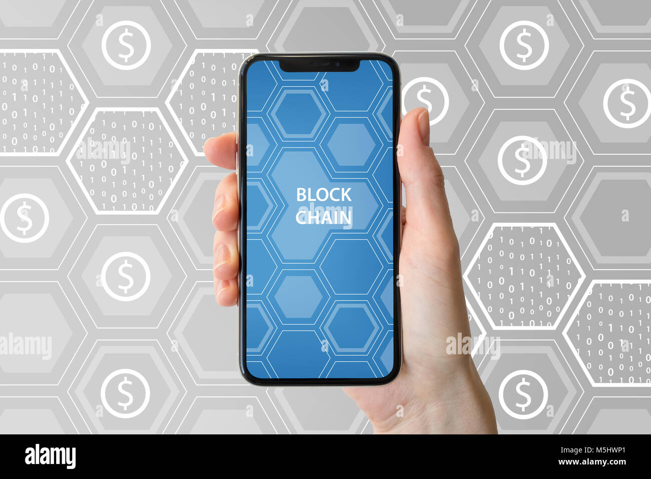 Blockchain cryptocurrency et concept. Main tenant cadre moderne-smartphone libre en face de fond neutre. Banque D'Images