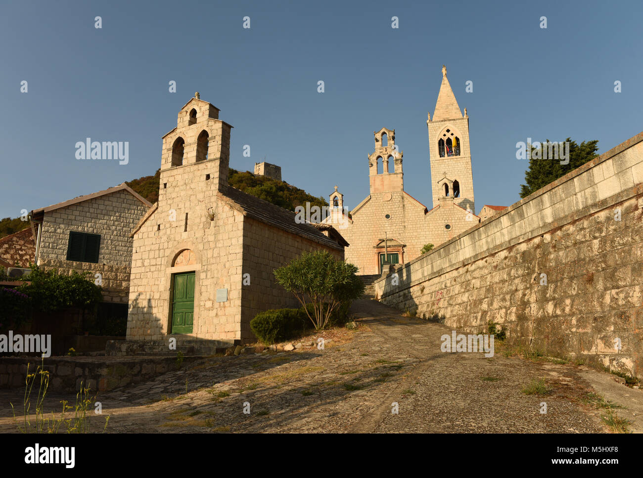 Les églises de Sainte Marie de la grâce et de saint Kosmas et Damian dans Lastovo town sur l'île de Lastovo, Croatie Banque D'Images