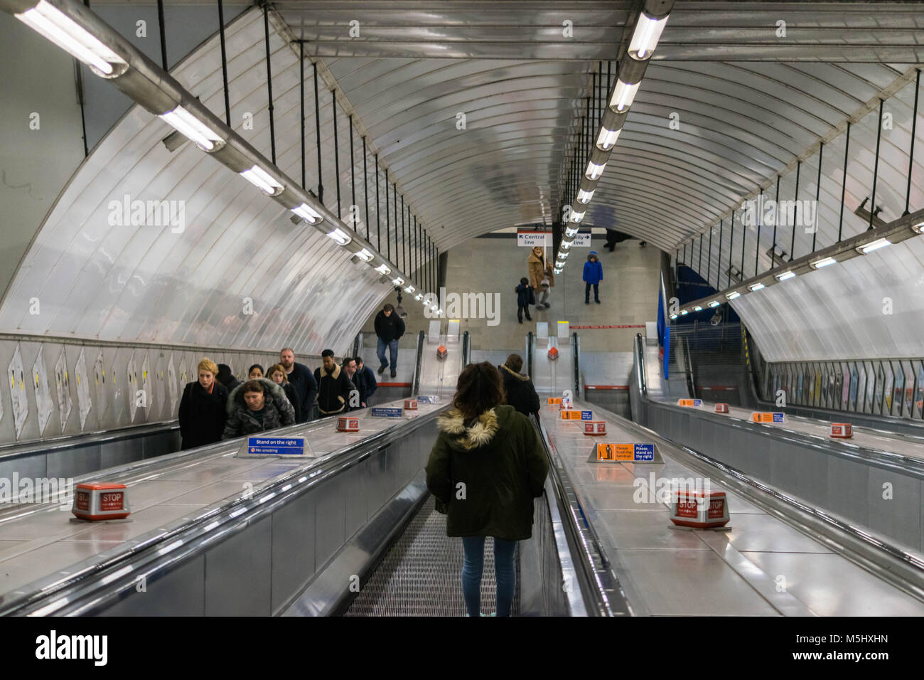 Londres, Royaume-Uni, le 17 février 2018 : la station de métro de Londres les escalators. Banque D'Images