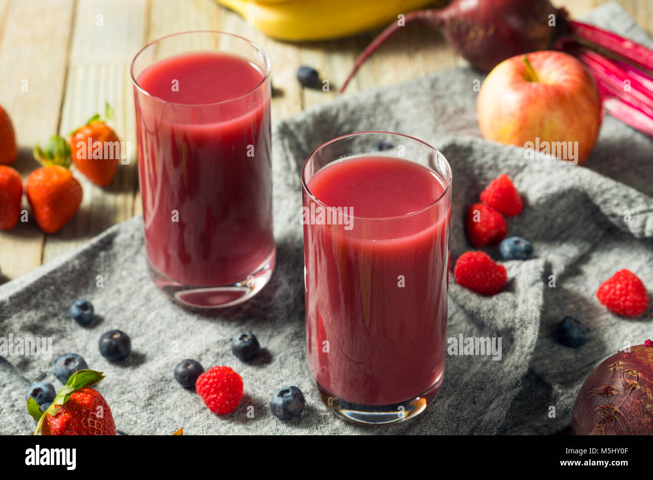 Fruits Rouges biologiques crus Smoothie dans un verre de jus Banque D'Images