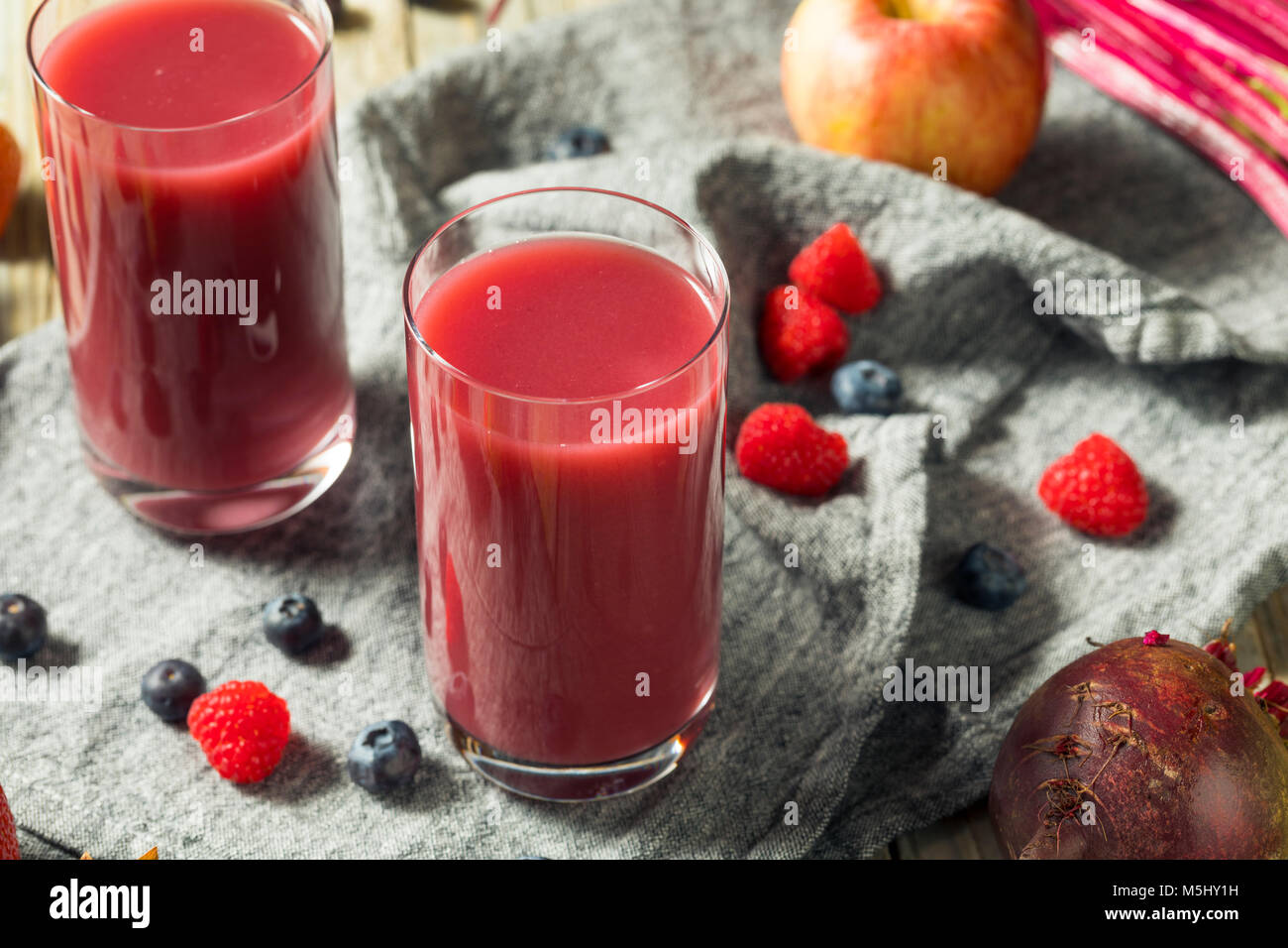 Fruits Rouges biologiques crus Smoothie dans un verre de jus Banque D'Images