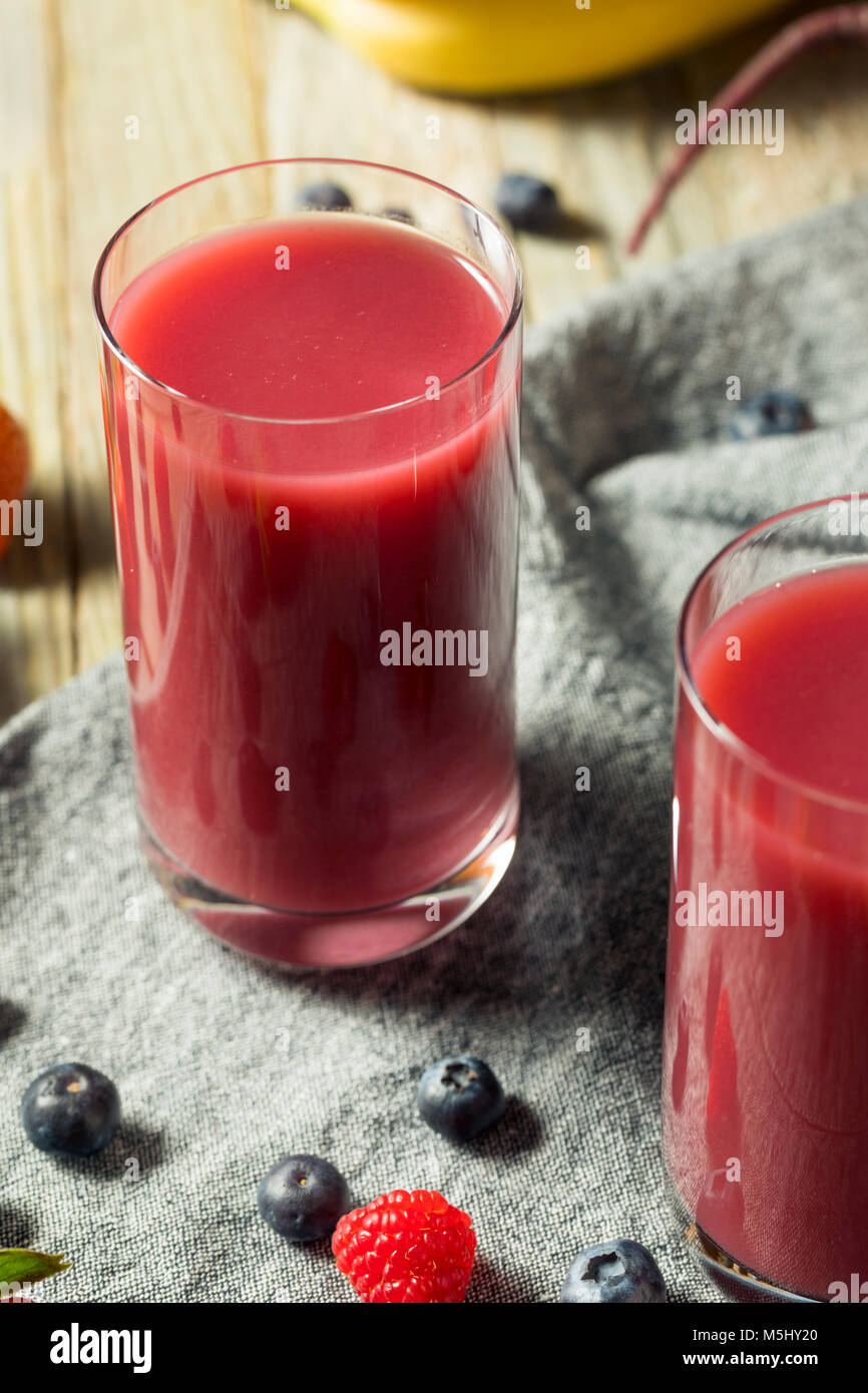 Fruits Rouges biologiques crus Smoothie dans un verre de jus Banque D'Images