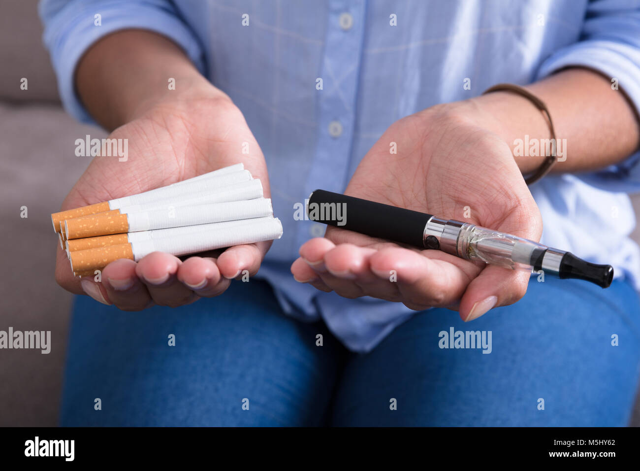 Close-up of Woman Holding Cigarette électronique dans la main Banque D'Images