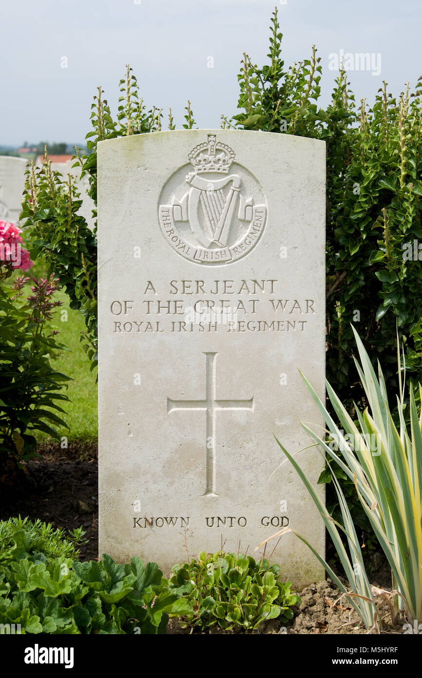 La tombe d'un soldat inconnu du Royal Irish Regiment enterré dans un cimetière de Tyne Cot, lépreux, Belgique Banque D'Images