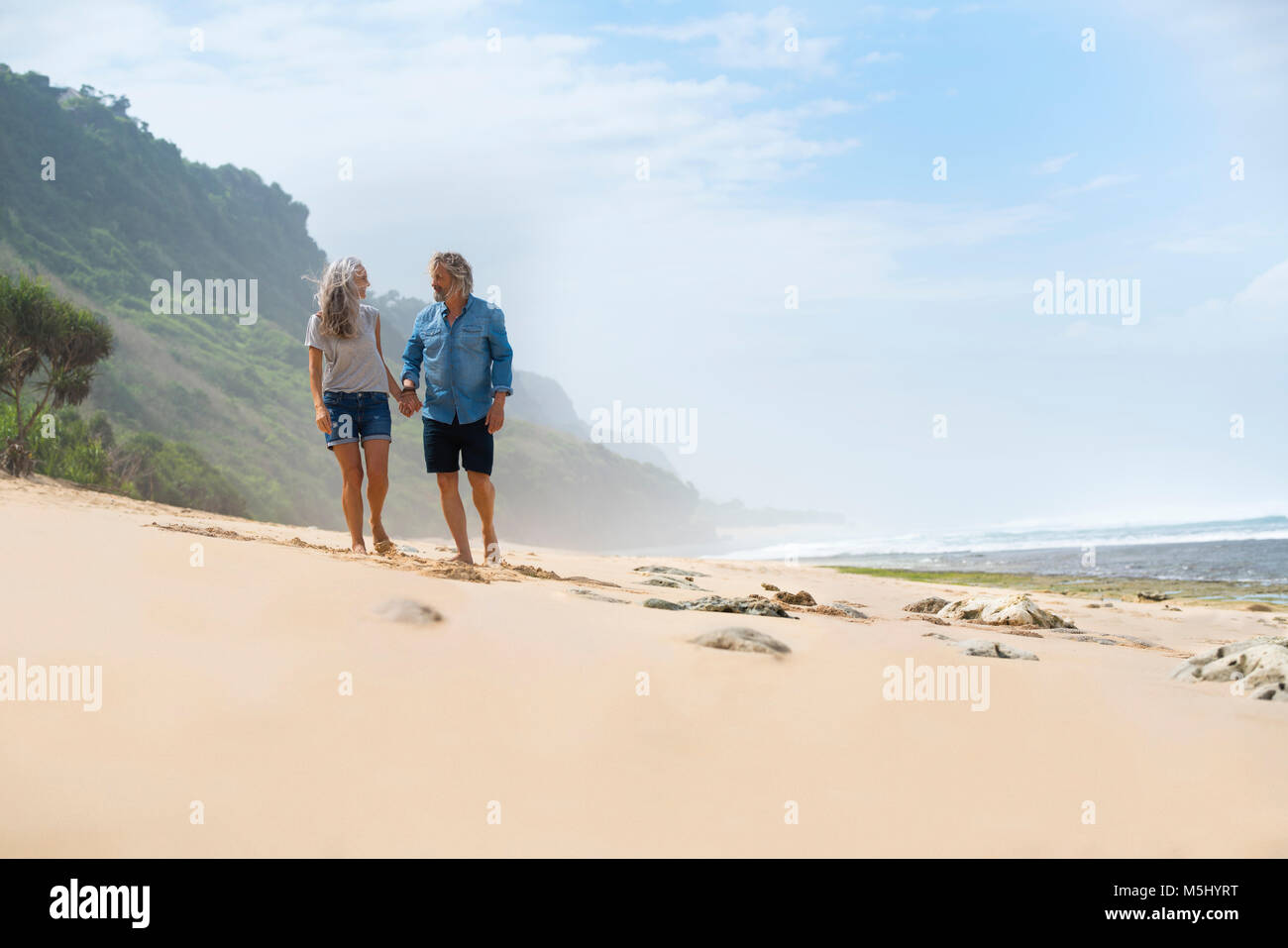 Romantic couple en train de marcher sur les mains , Banque D'Images