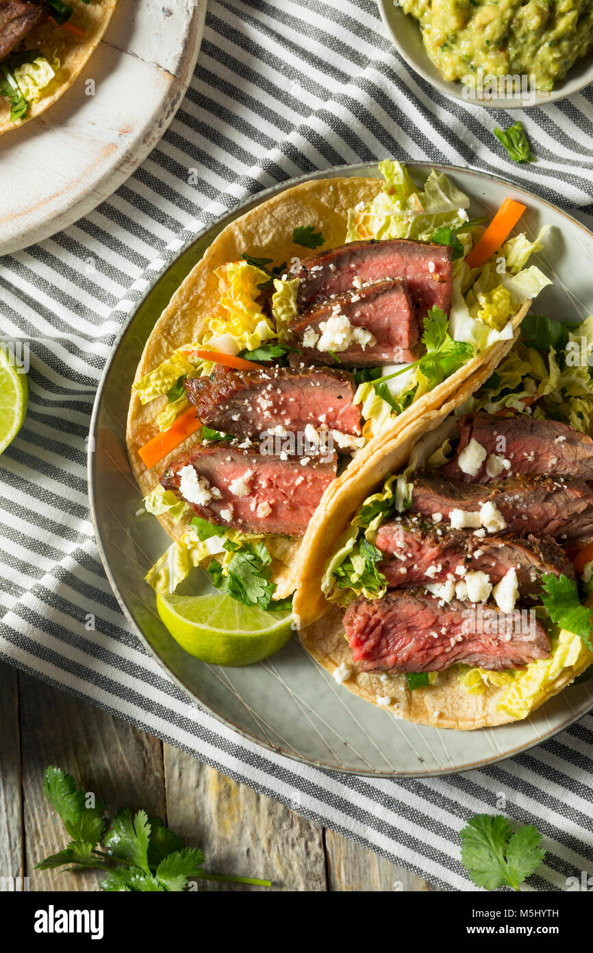 Tacos Steak coréen fait maison avec du chou la coriandre et fromage Banque D'Images