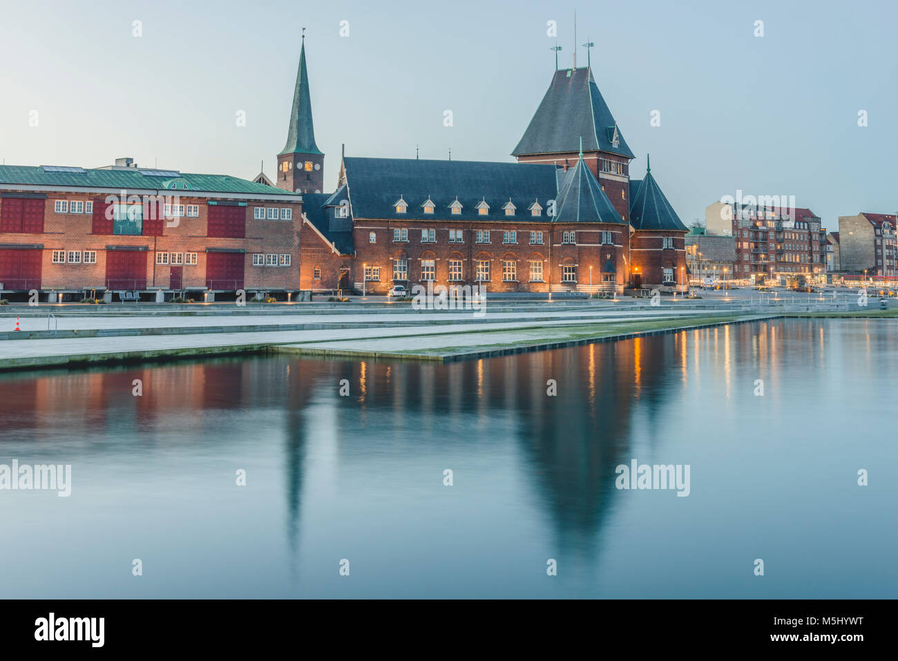 Le Danemark, Aarhus, vue de port et custom house Banque D'Images