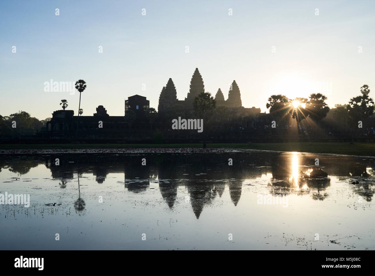Vue panoramique sur Angkor Wat temple bouddhiste au lever du soleil avec la magie de la lumière et sa réflexion sur le lac. Siem Reap, Cambodge. Banque D'Images