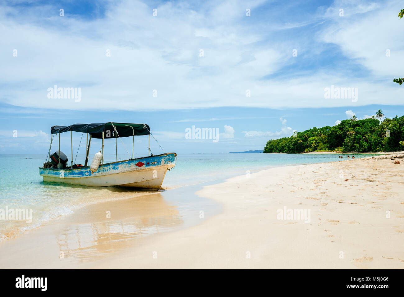 Panama, Bocas del Toro, Cayo Zapatilla, Bateau amarré à la plage Banque D'Images