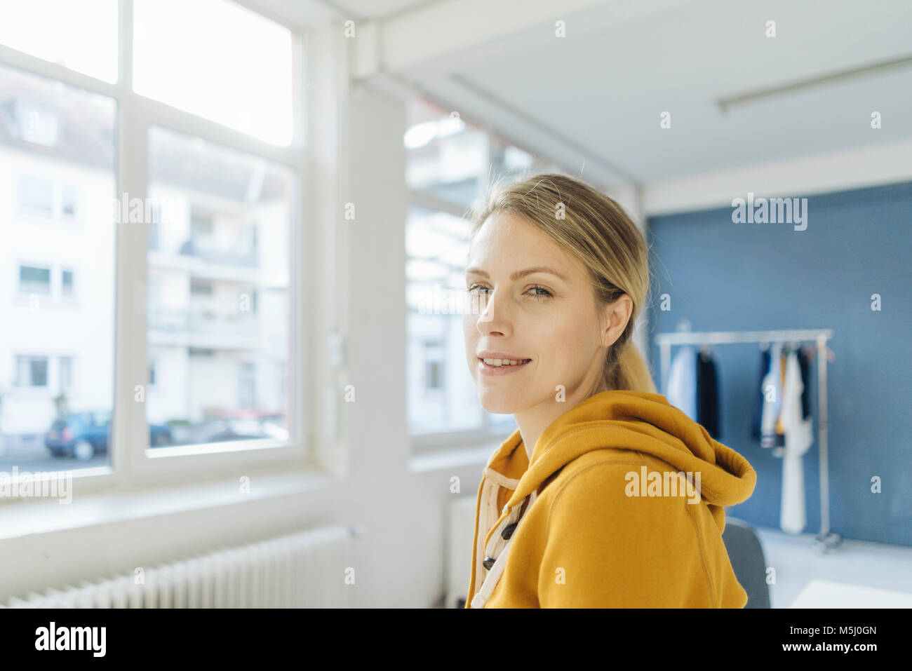 Portrait of smiling Fashion designer in her Studio Banque D'Images
