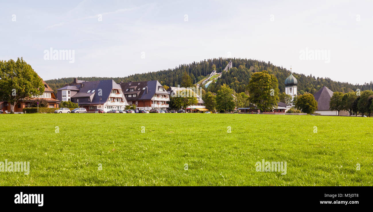 Deutschland, Bade-Wurtemberg, Schwarzwald, Hinterzarten, Hochschwarzwald, Höhenluftkurort, Adler-Skistadion, Kirche Banque D'Images