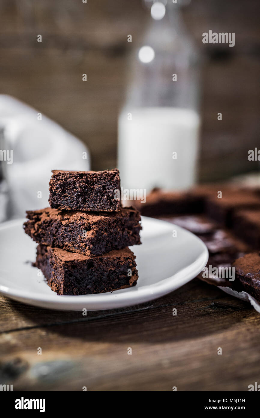 Pile de trois brownies fait maison sur la plaque Banque D'Images