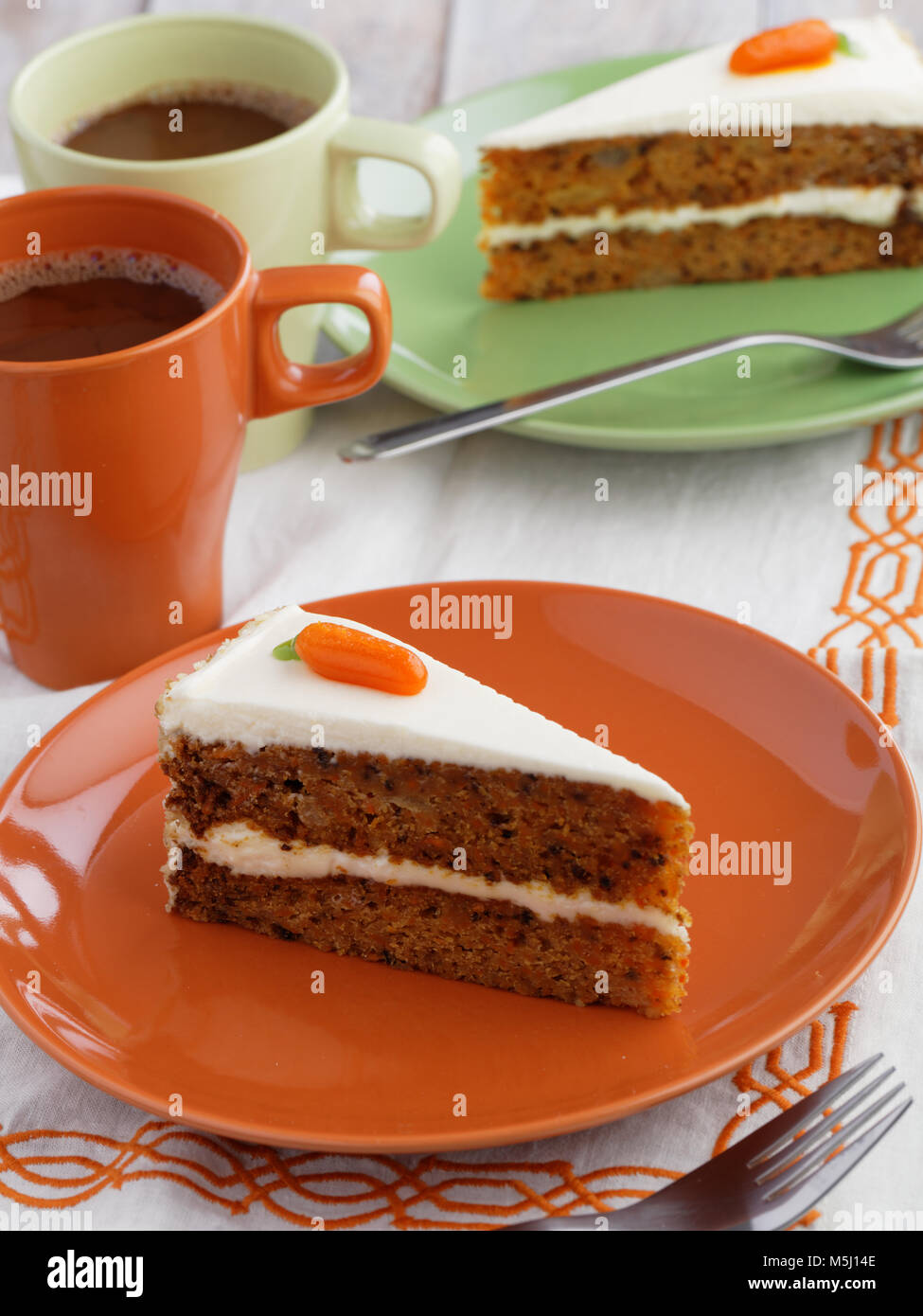 Deux Tranches De Gateau De Carotte Avec Du Chocolat Chaud Photo Stock Alamy