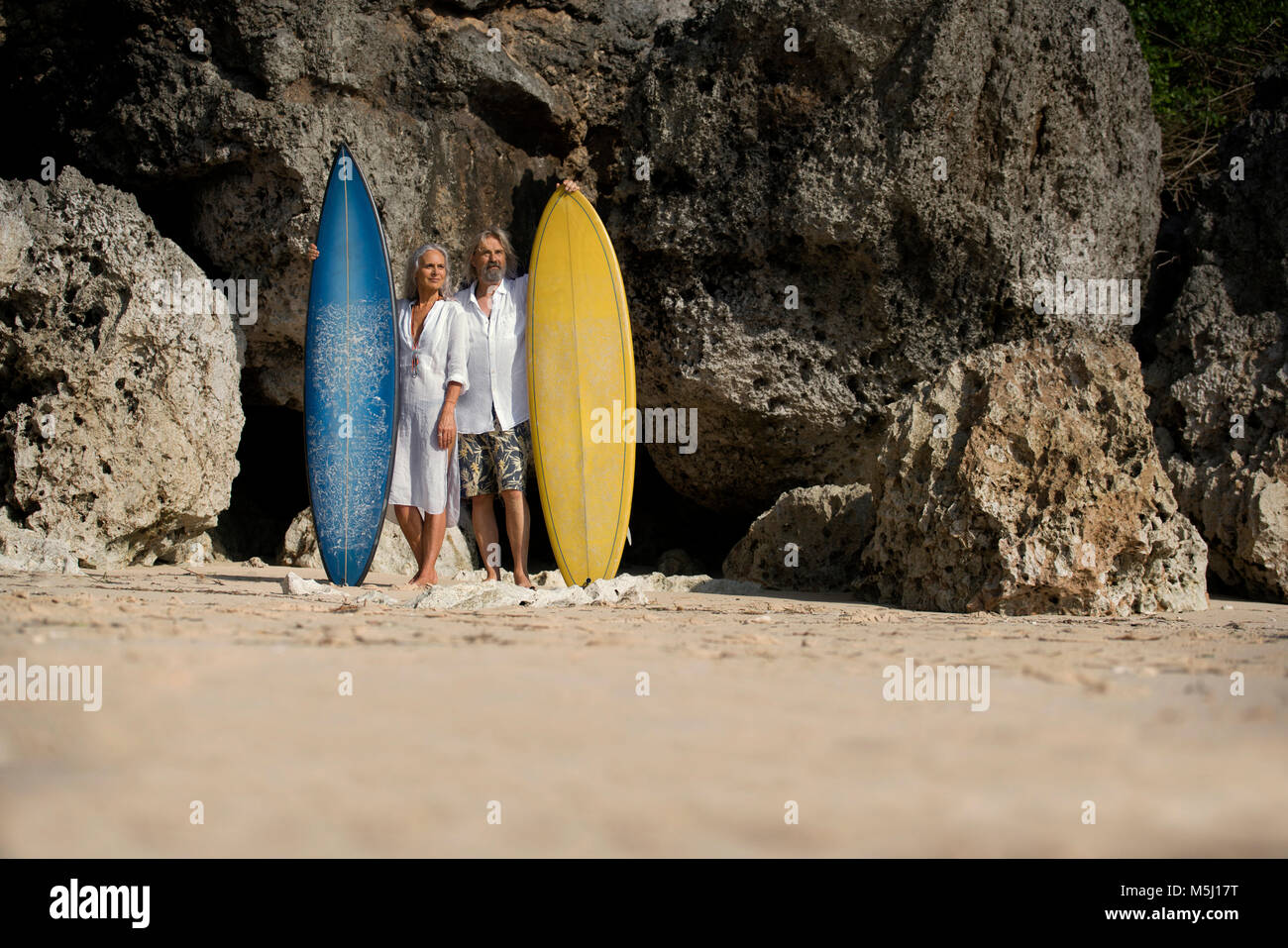 Romantic couple with surfboards at beach Banque D'Images