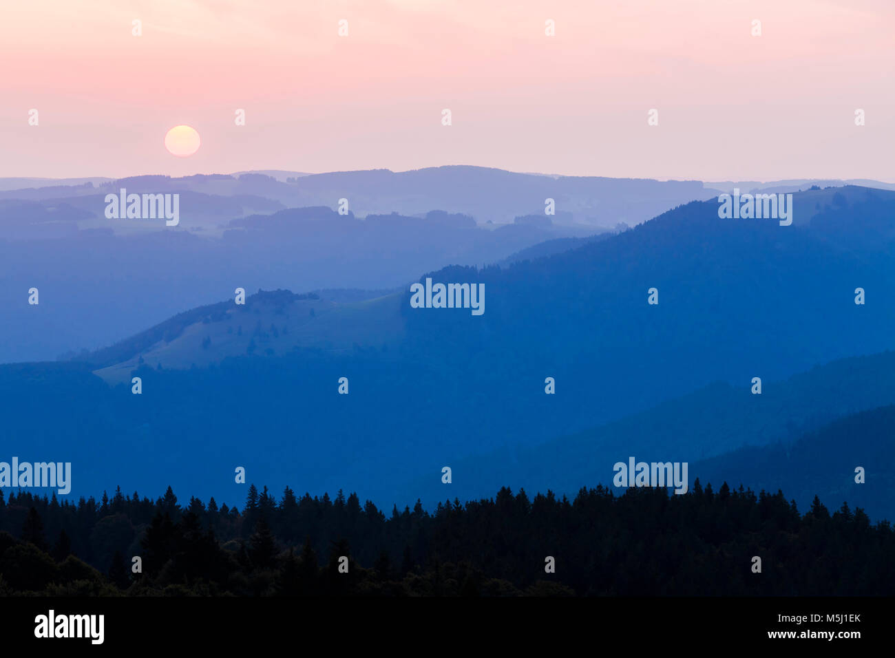 Deutschland, Bade-Wurtemberg, Schwarzwald, Hochschwarzwald, Blick vom Schauinsland, Wald, Sonnenaufgang Banque D'Images