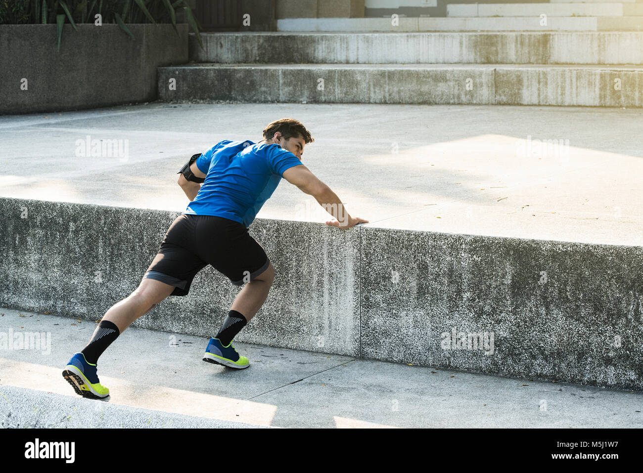 Faire de l'athlète push-ups dans la ville Banque D'Images