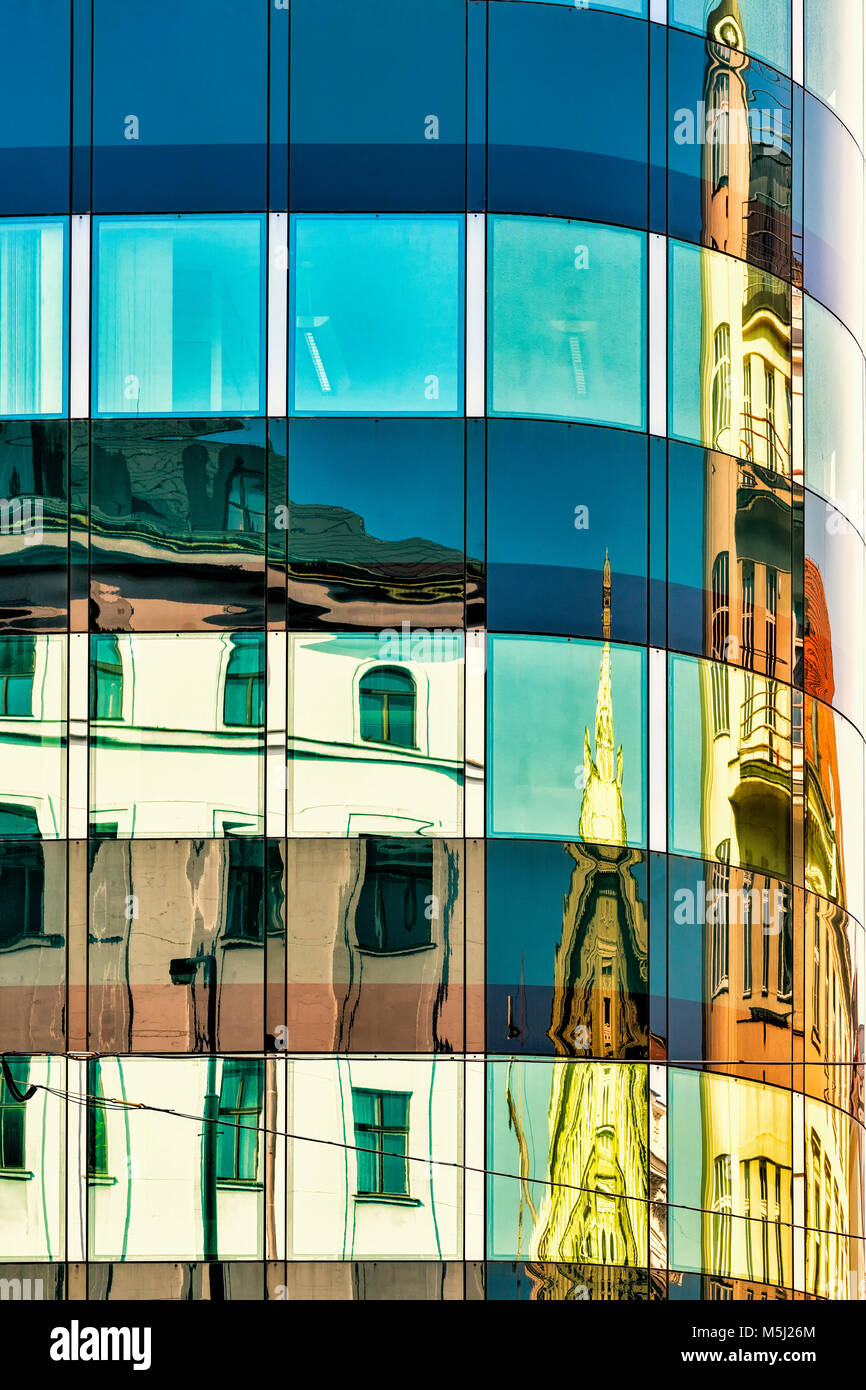 République tchèque, Prague, bâtiments historiques reflétant en façade moderne Banque D'Images