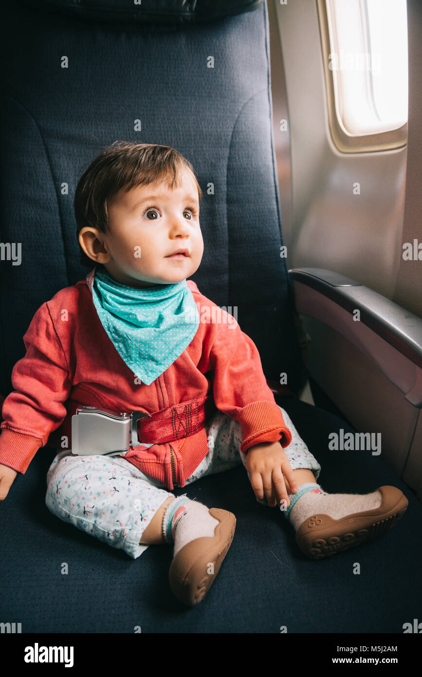 Baby Sitting Sur Un Avion A Cote De La Fenetre Avec Une Ceinture De Fixation Photo Stock Alamy
